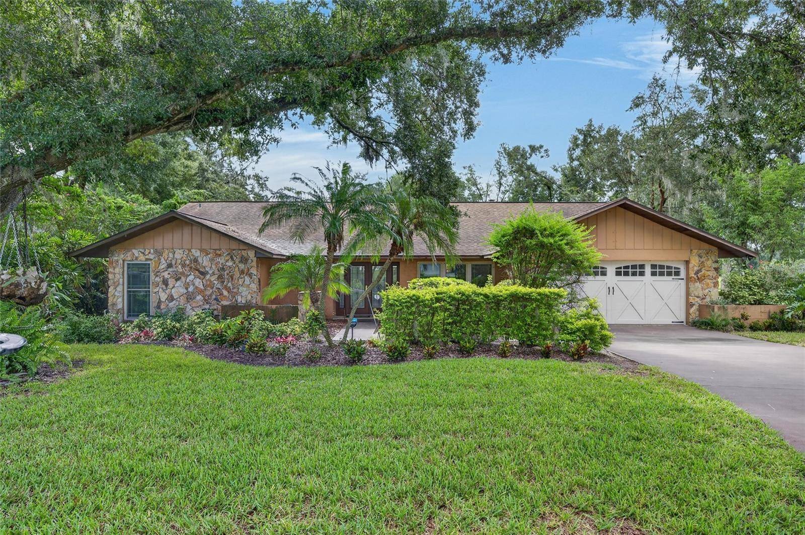2203 GREENHILLS DR, Valrico, FL 33596