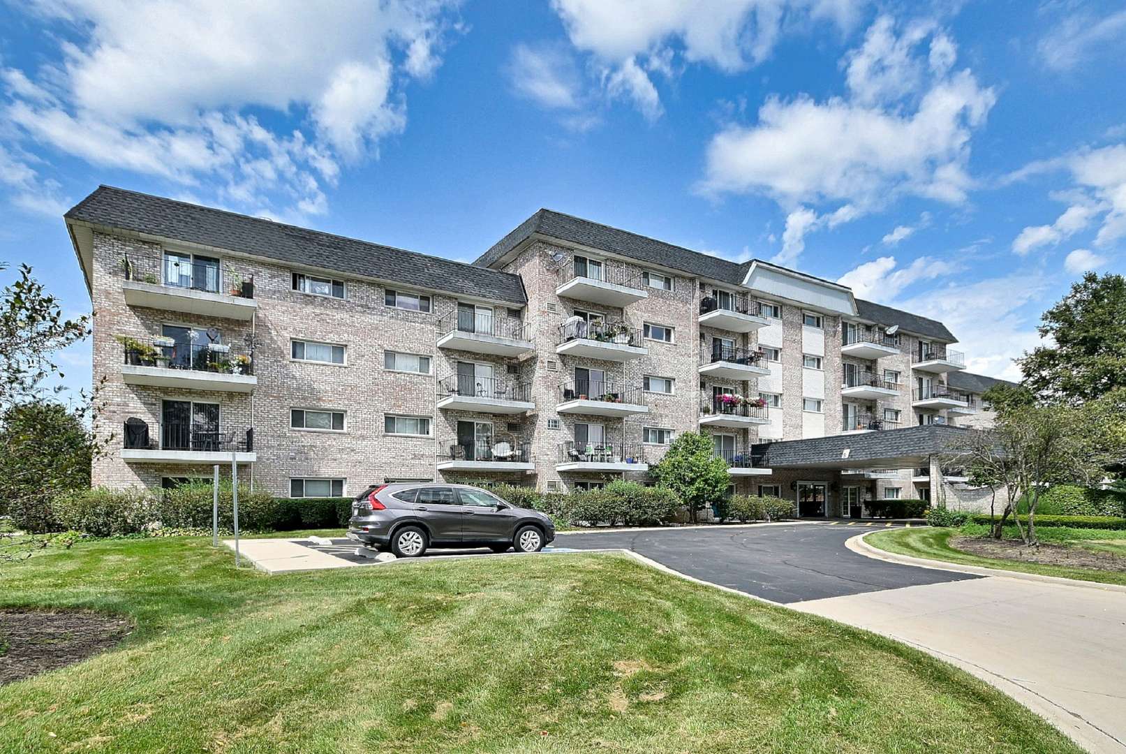 1000 S Lorraine RD #212, Wheaton, IL 60189
