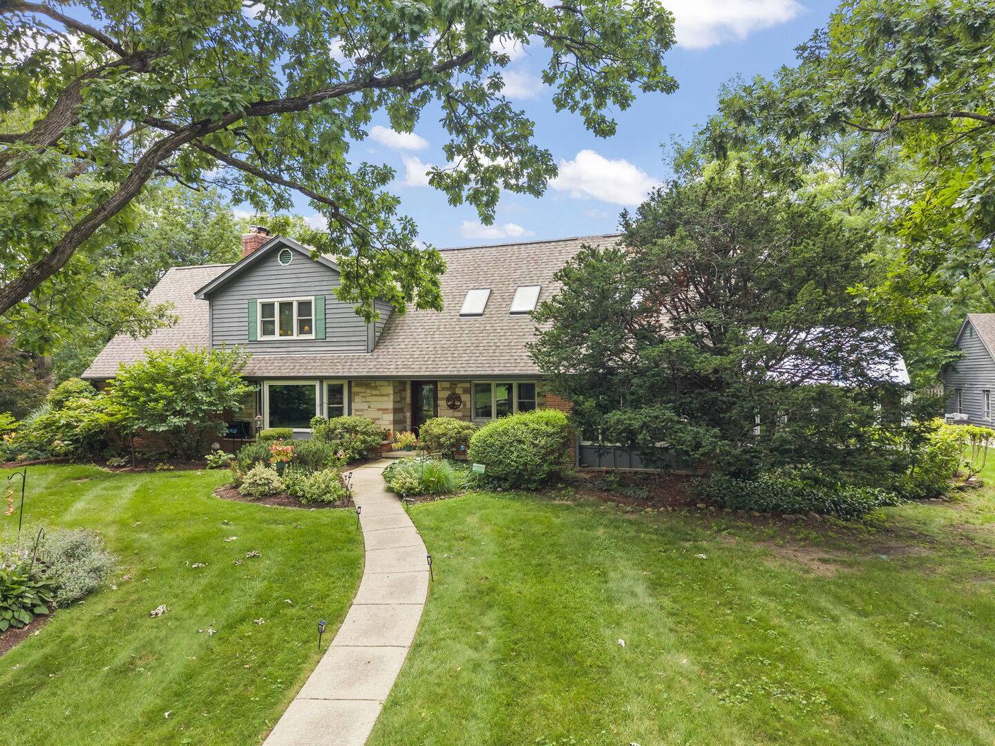27W118 Cove LN, Warrenville, IL 60555