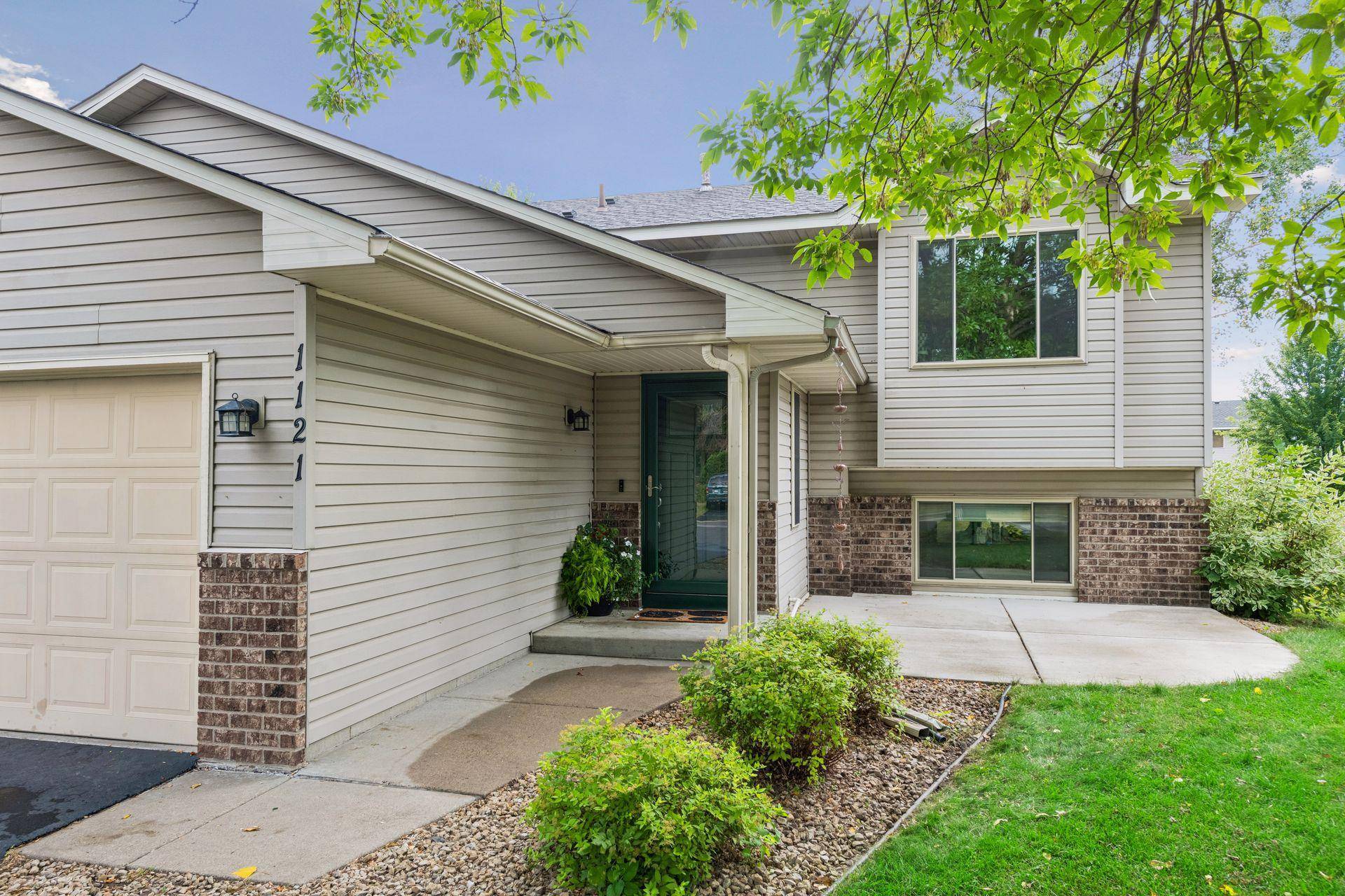 1121 Scott ST S, Shakopee, MN 55379