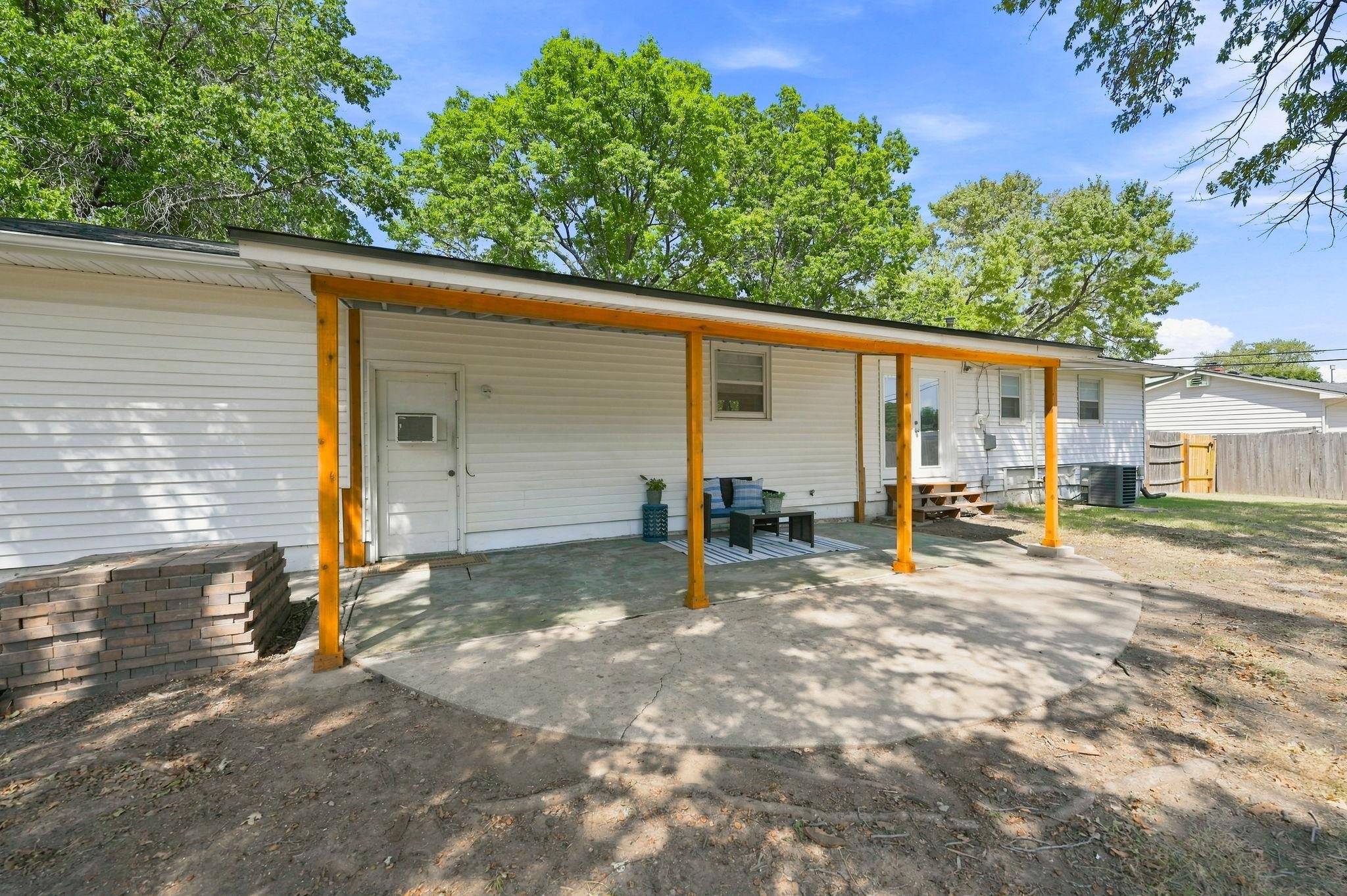 420 Westfield St, Wichita, KS 67209