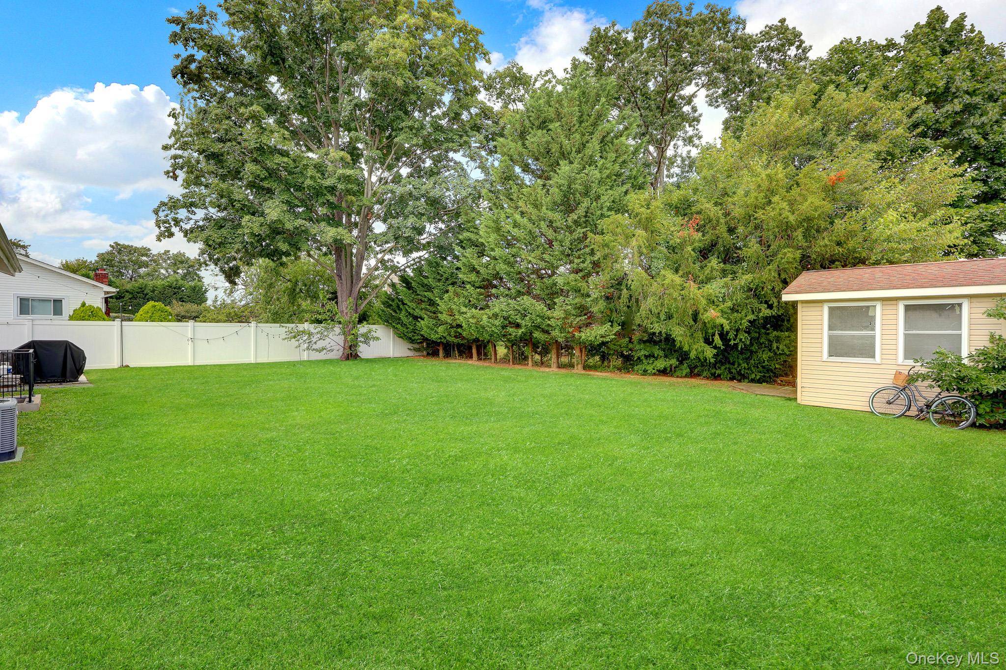 43 Manhattan AVE, West Babylon, NY 11704