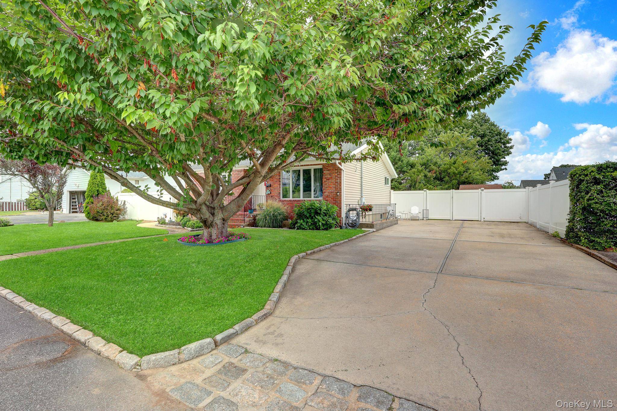 43 Manhattan AVE, West Babylon, NY 11704