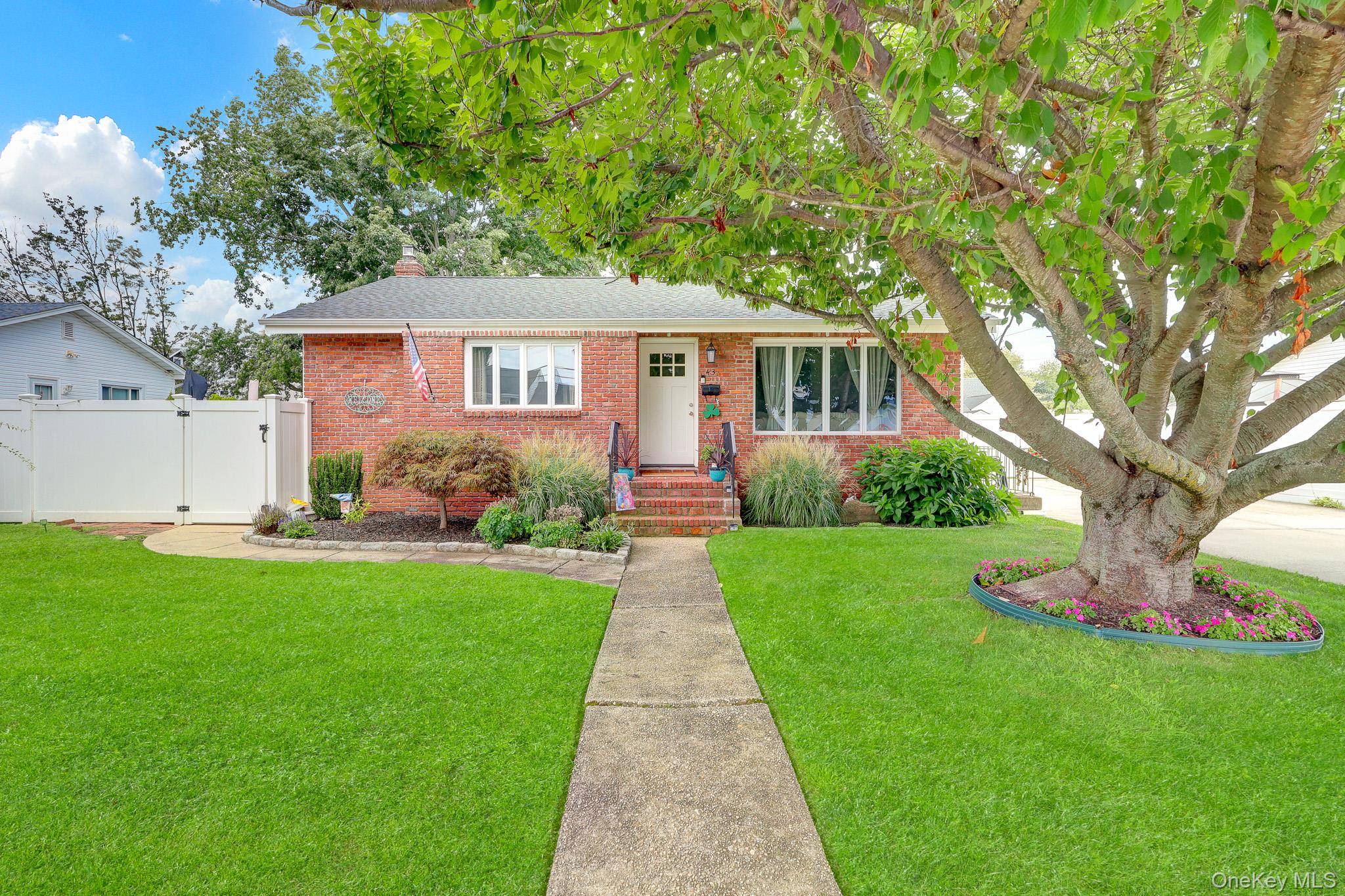 43 Manhattan AVE, West Babylon, NY 11704
