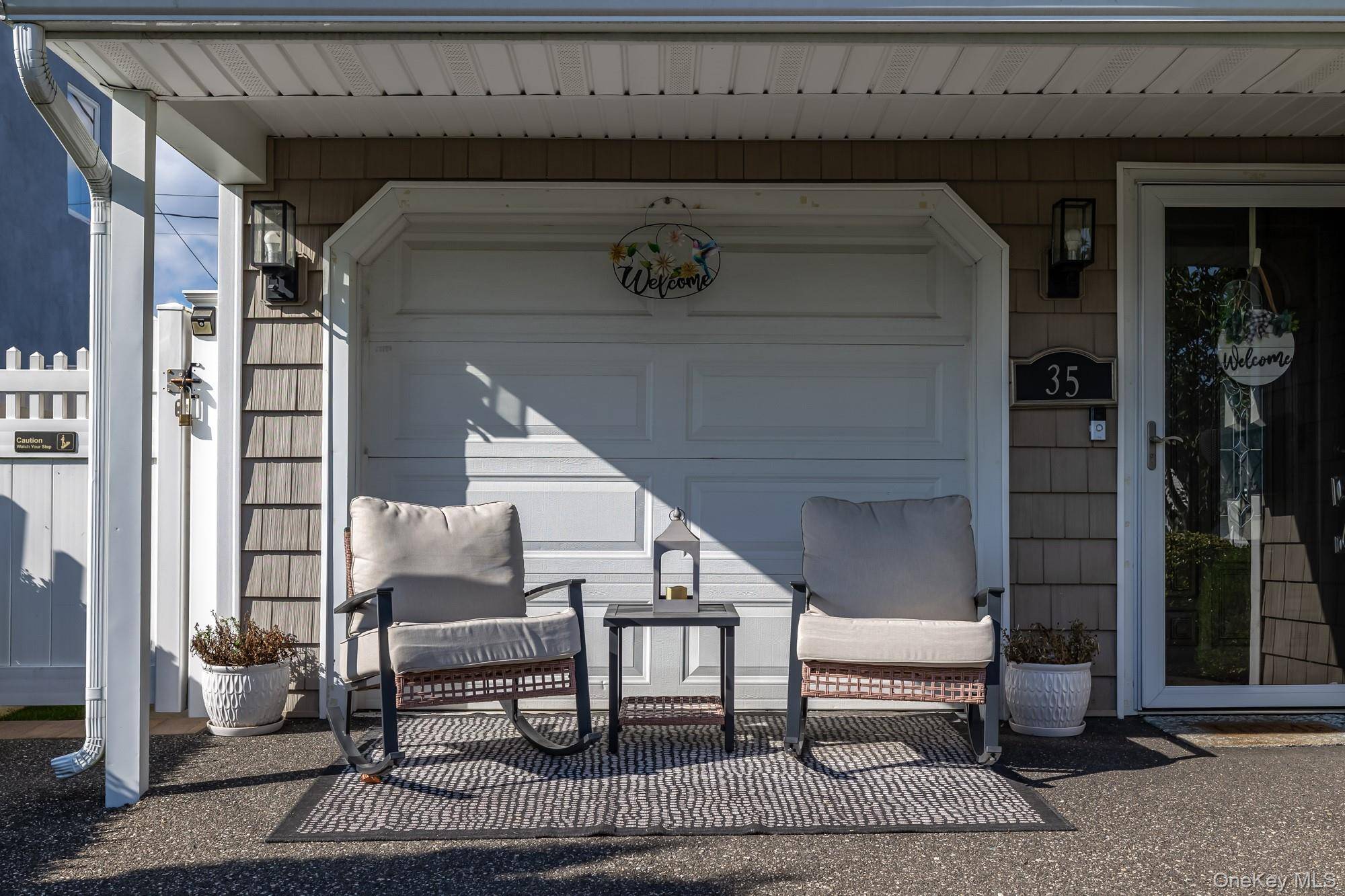 35 Magpie LN, Levittown, NY 11756