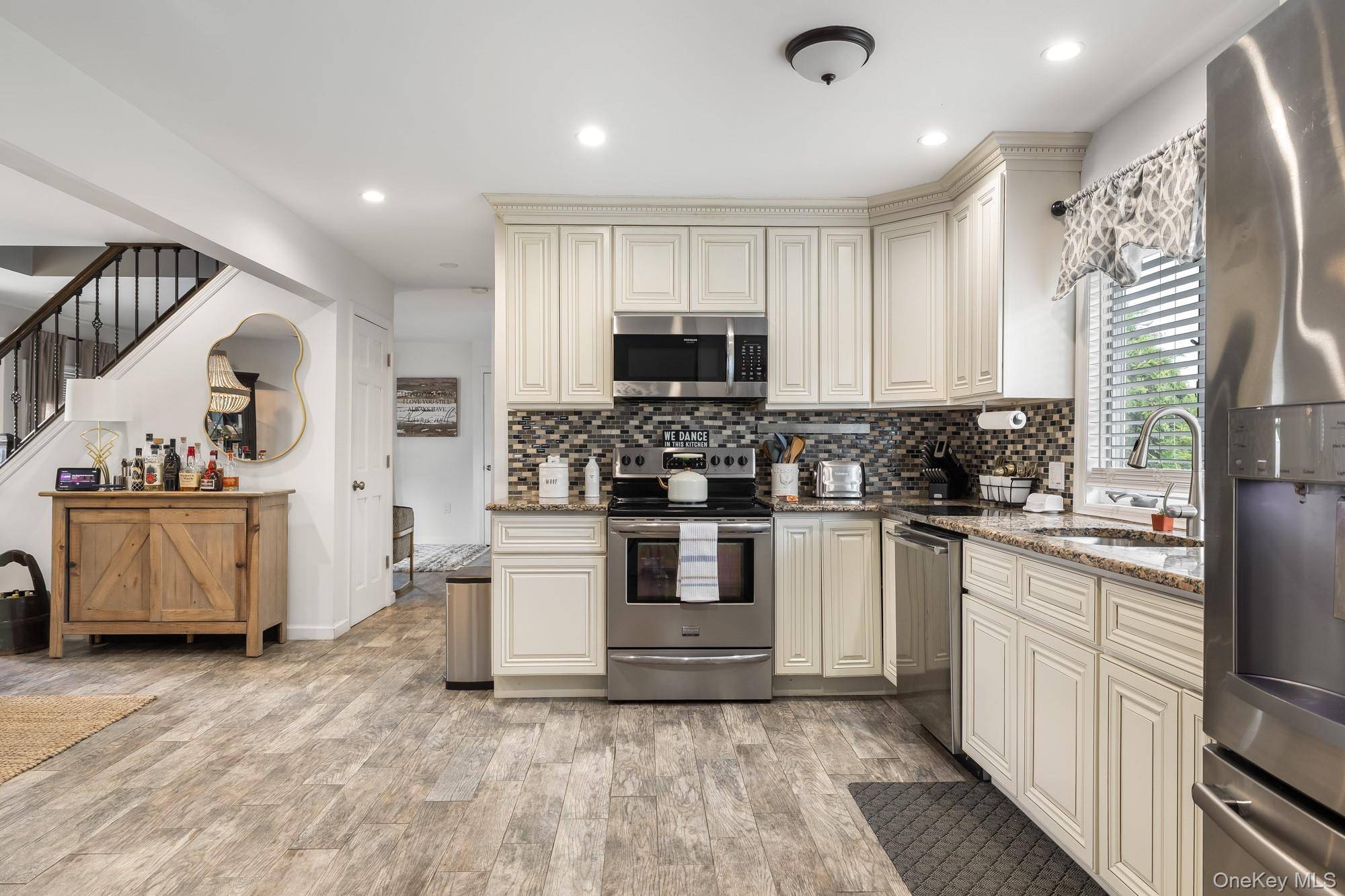 35 Magpie LN, Levittown, NY 11756