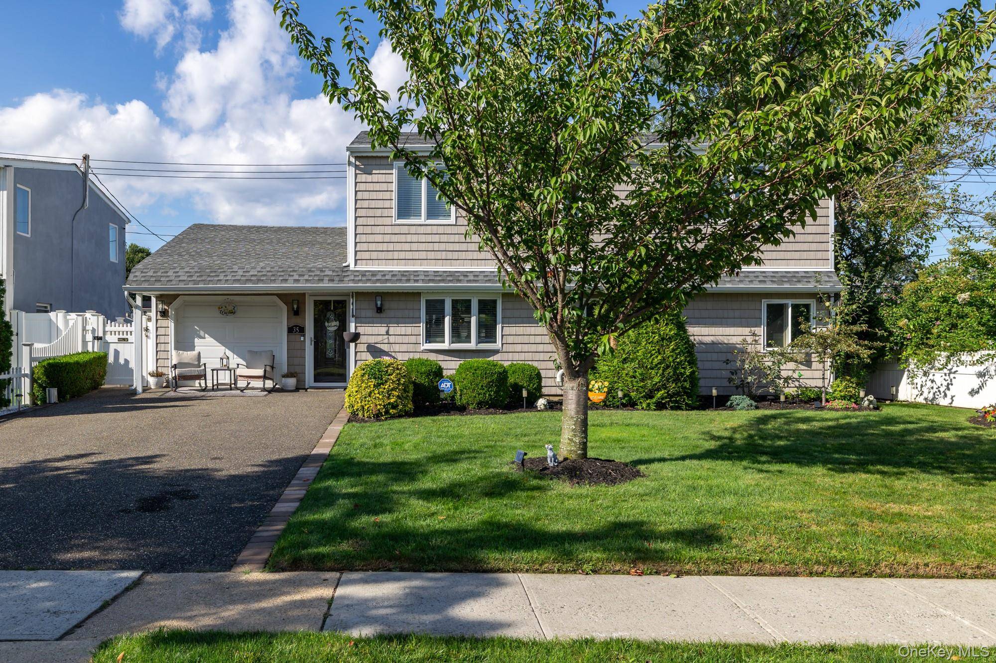 35 Magpie LN, Levittown, NY 11756