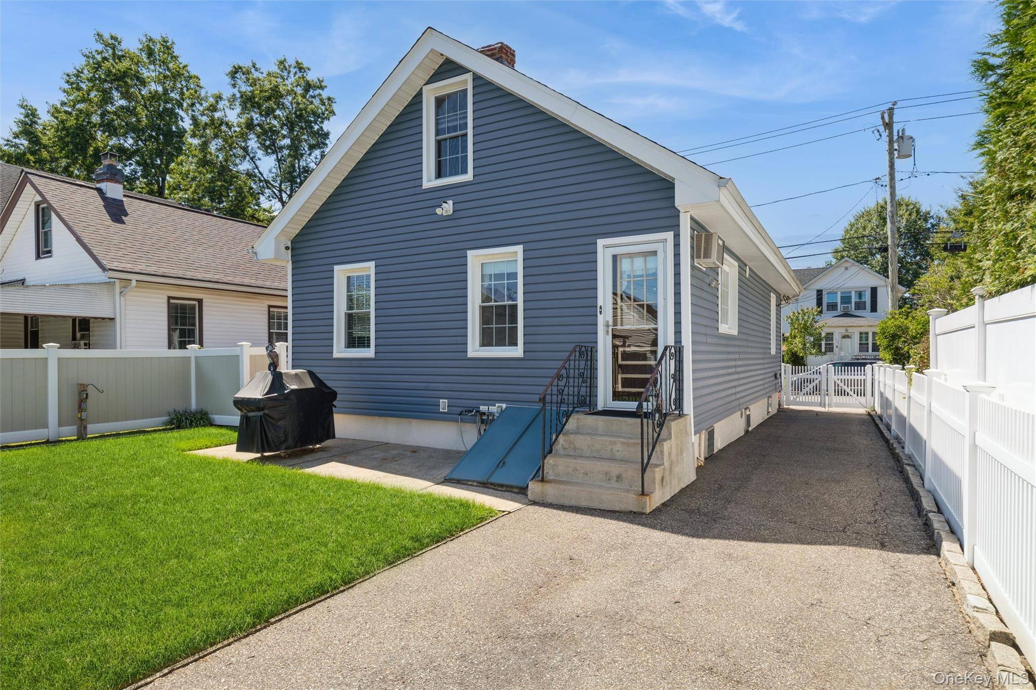99 Barwick ST, Floral Park, NY 11001