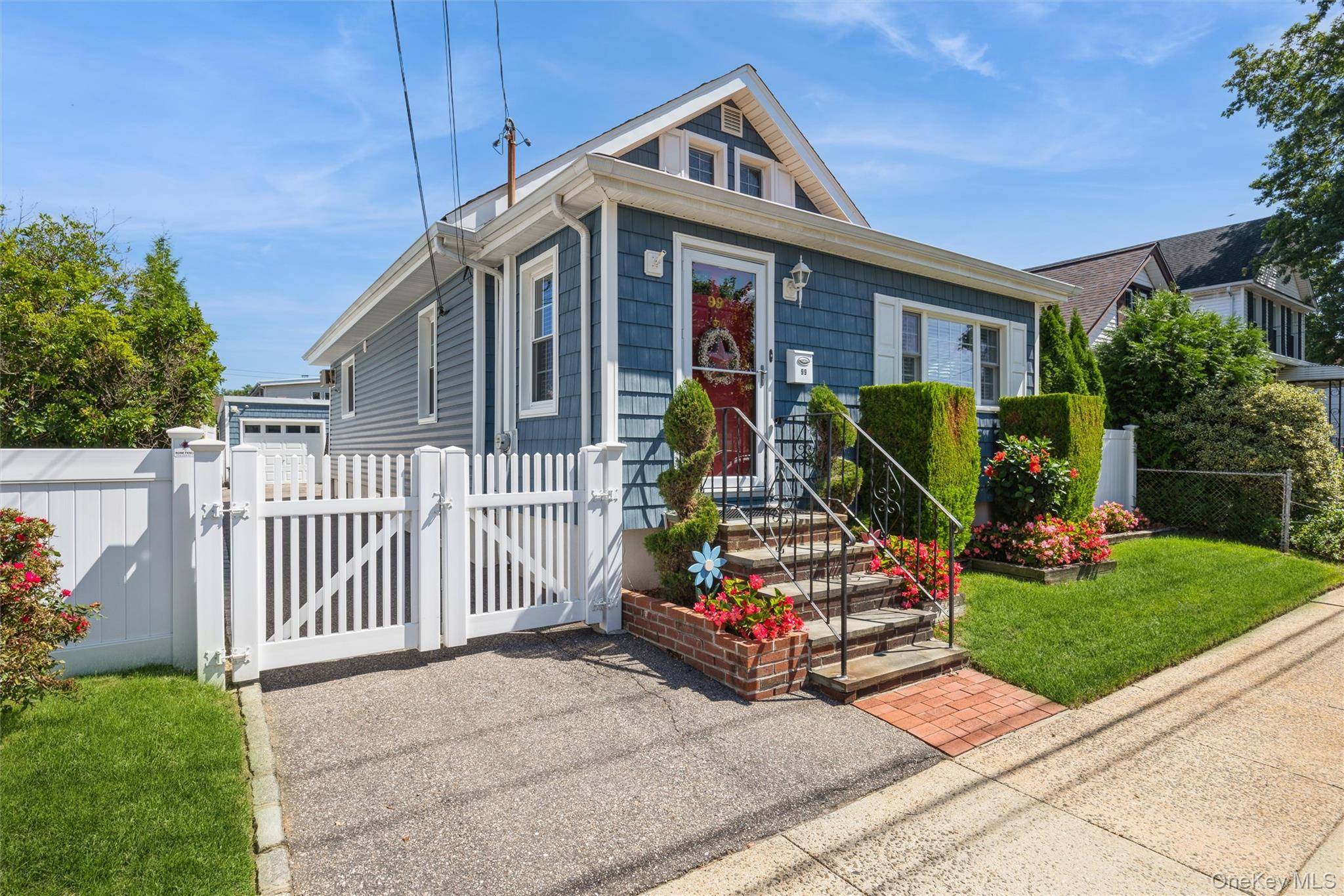 99 Barwick ST, Floral Park, NY 11001