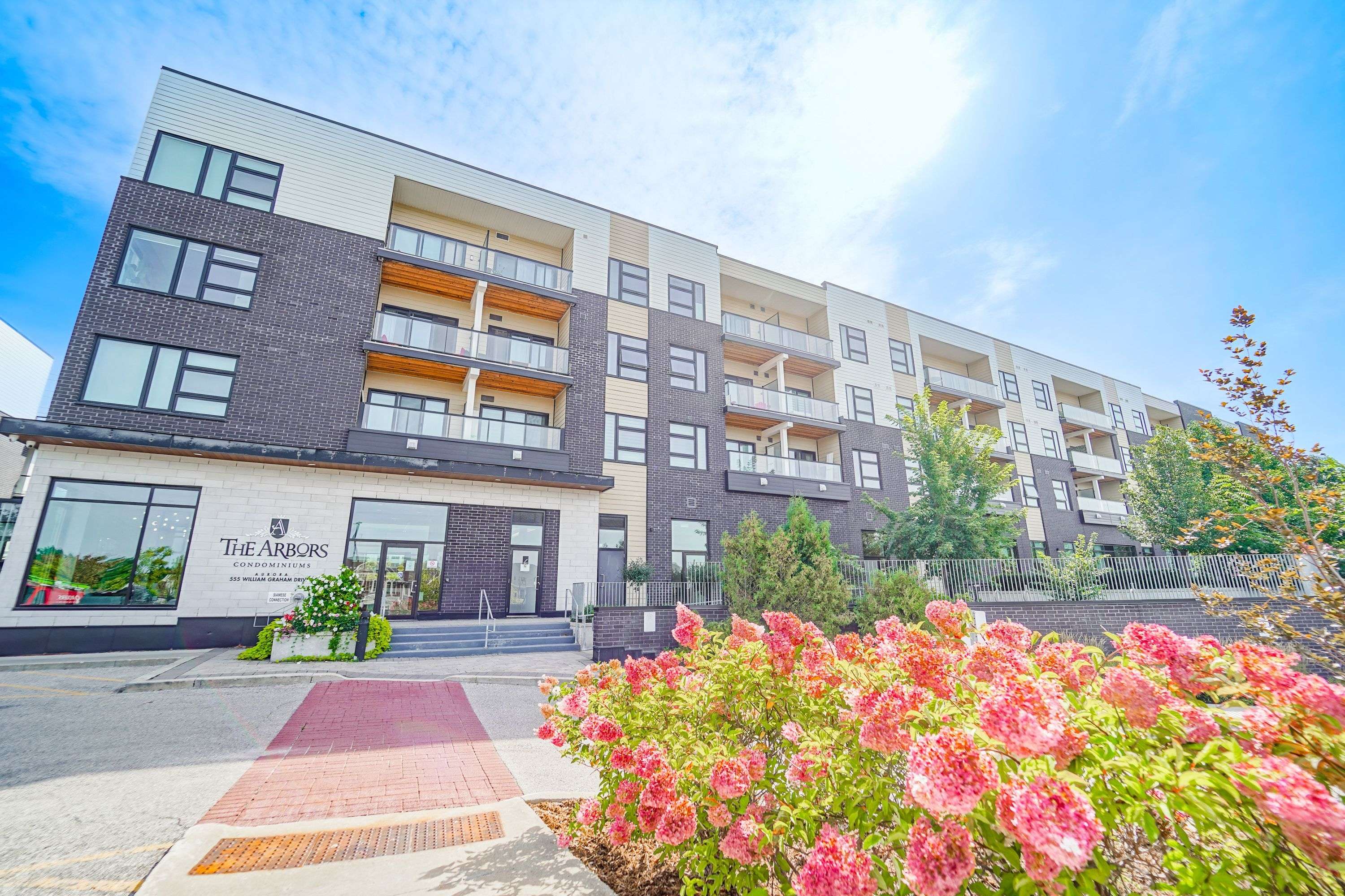 555 William Graham DR #344, Aurora, ON L4G 3H9