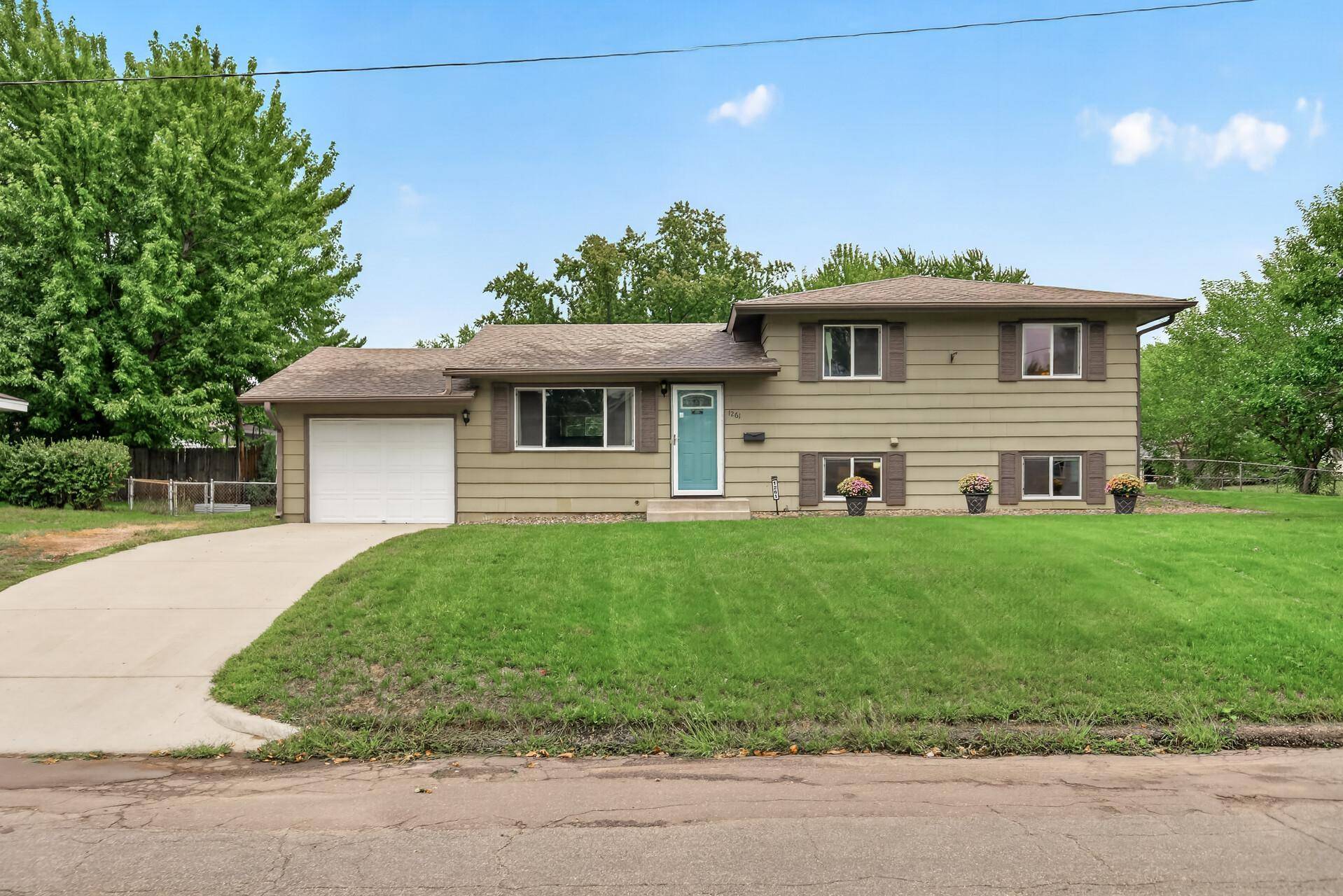 1261 Gary DR, Saint Paul Park, MN 55071