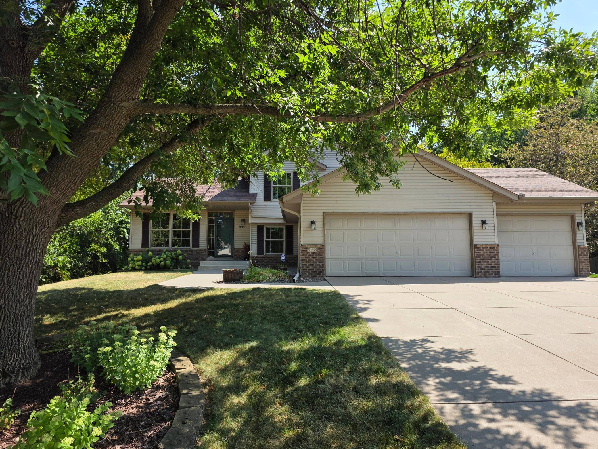 9953 Starlight DR, Woodbury, MN 55125