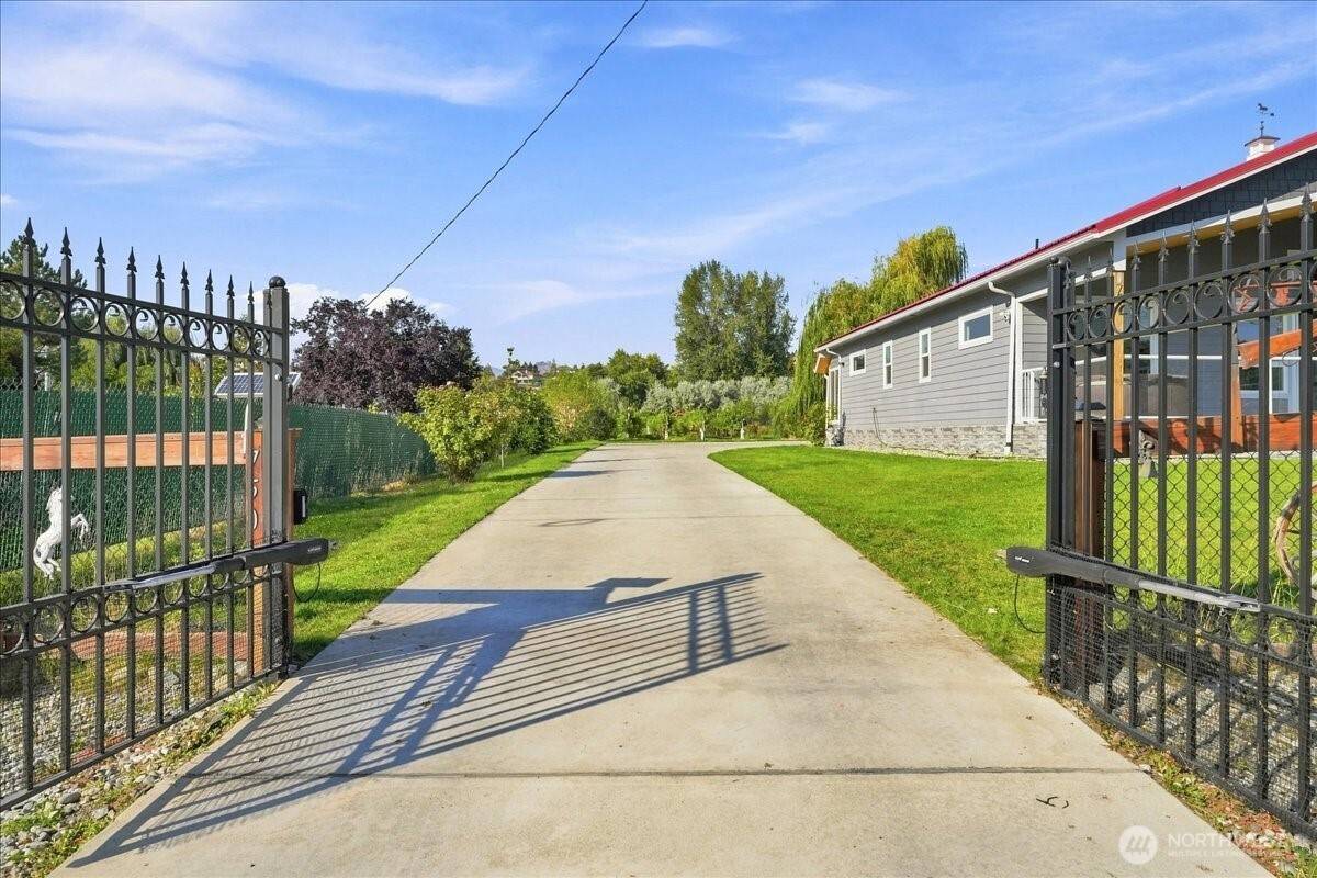 750 Lakeshore DR, Manson, WA 98831