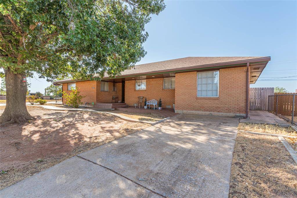 1200 Barker RD, Clinton, OK 73601
