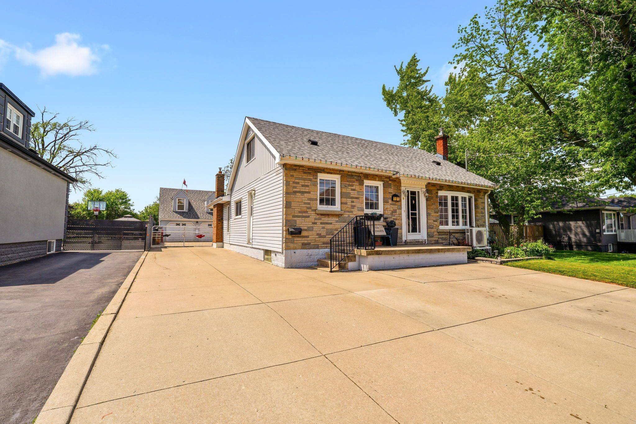 191 Millen RD, Hamilton, ON L8E 2G4