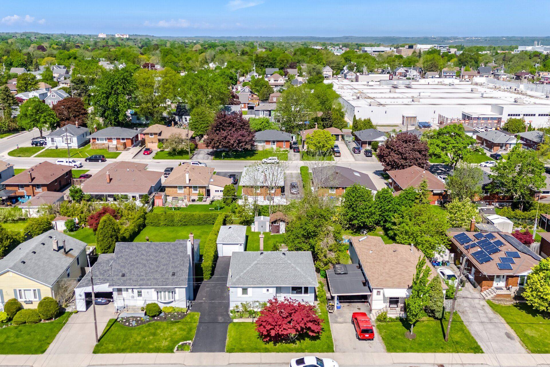 94 Clarendon AVE, Hamilton, ON L9A 3A3