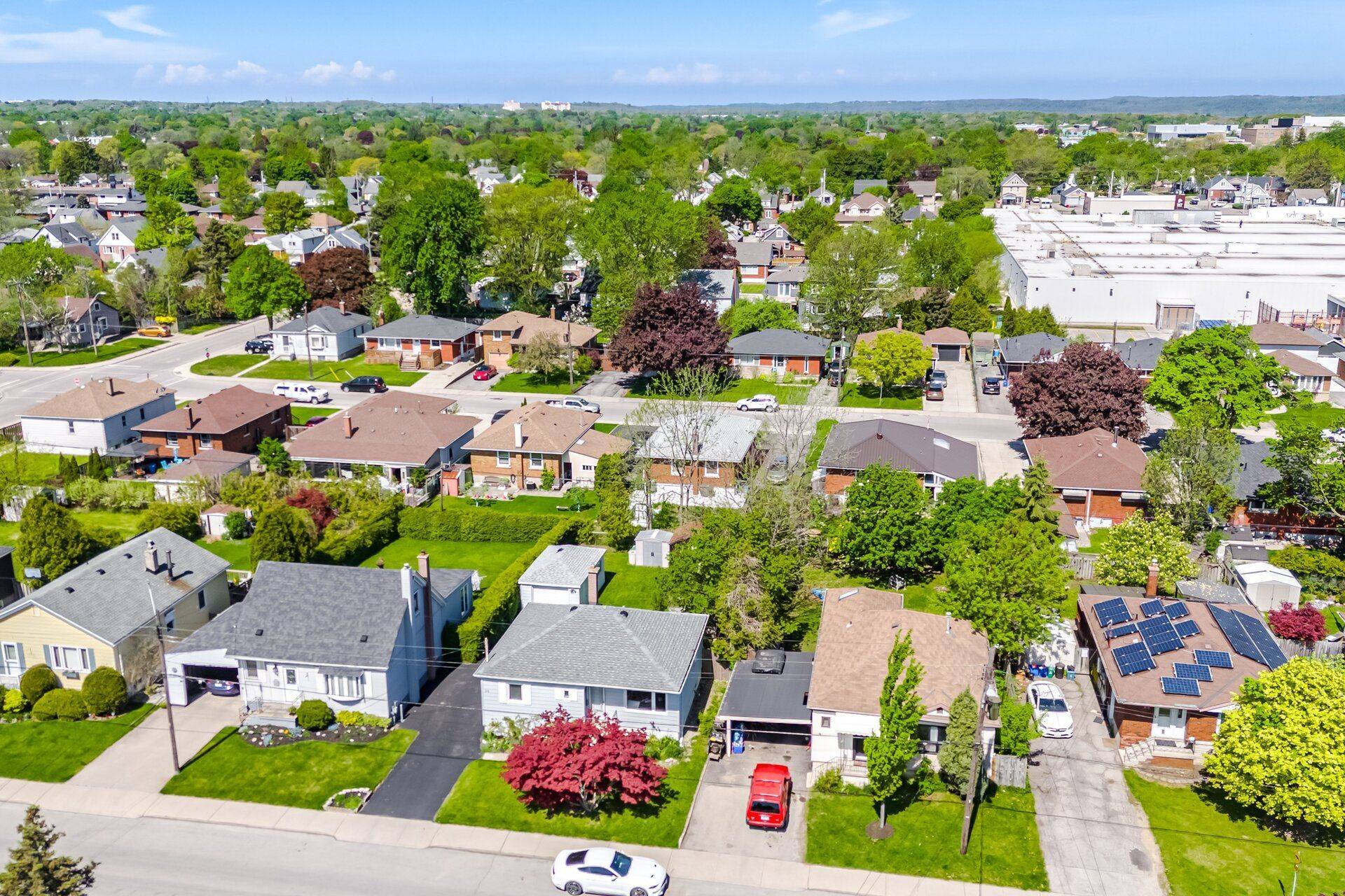 94 Clarendon AVE, Hamilton, ON L9A 3A3