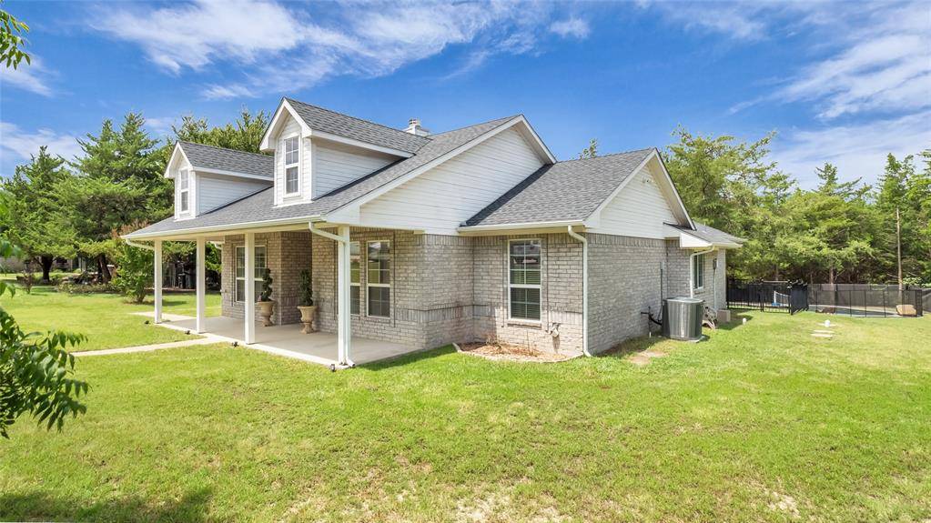 1011 Sister Grove Road, Van Alstyne, TX 75495