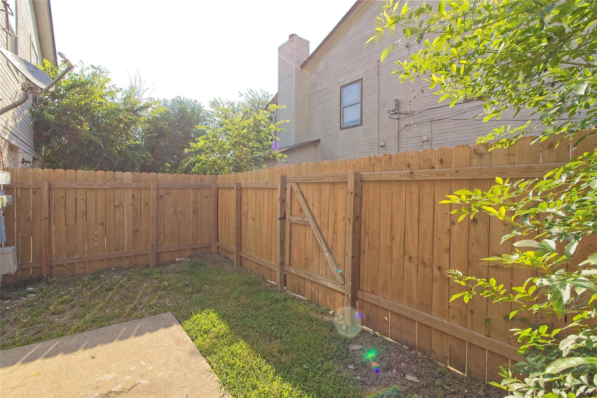 2211 Creekside LN #B, Georgetown, TX 78626