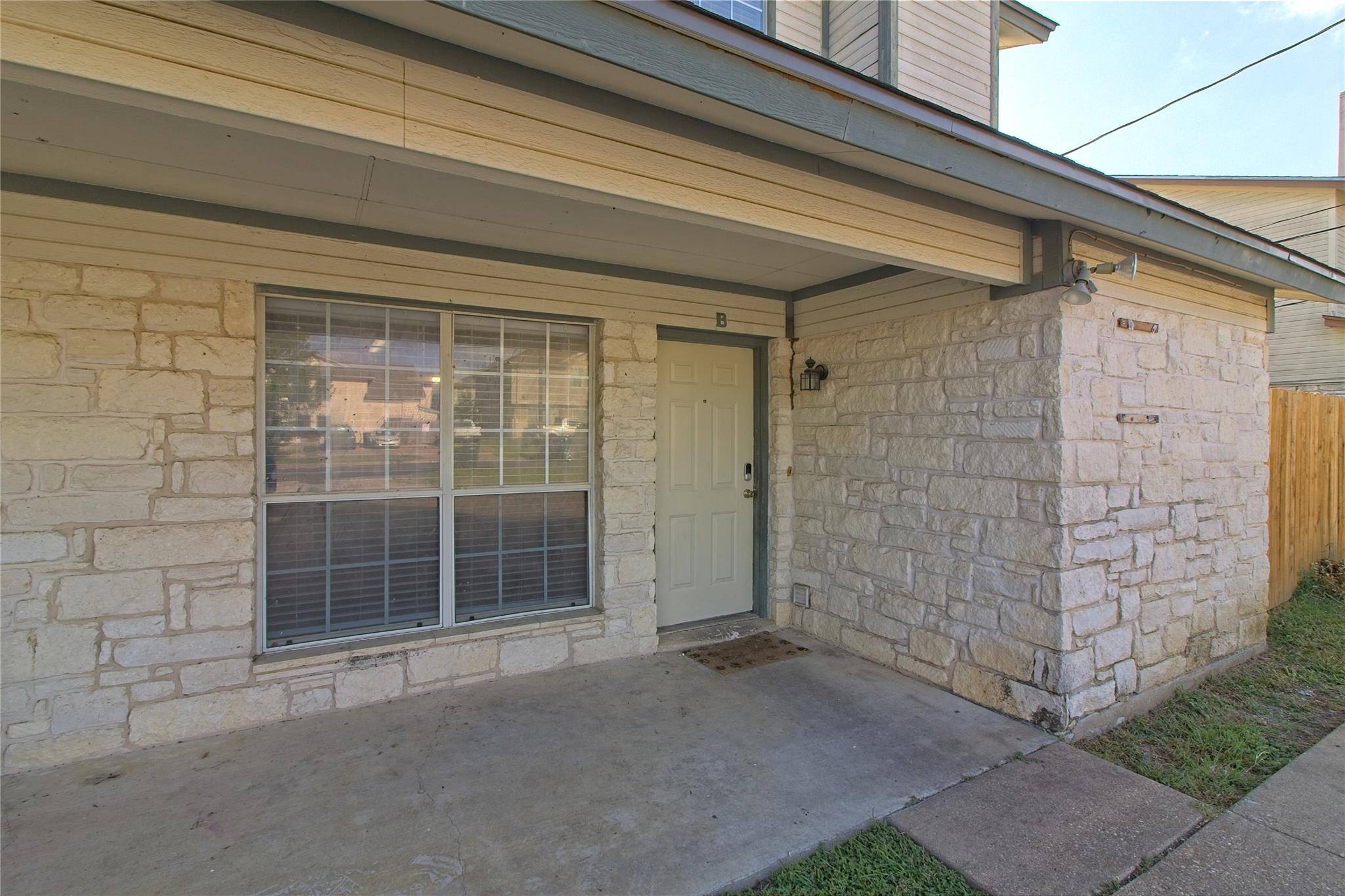 2211 Creekside LN #B, Georgetown, TX 78626