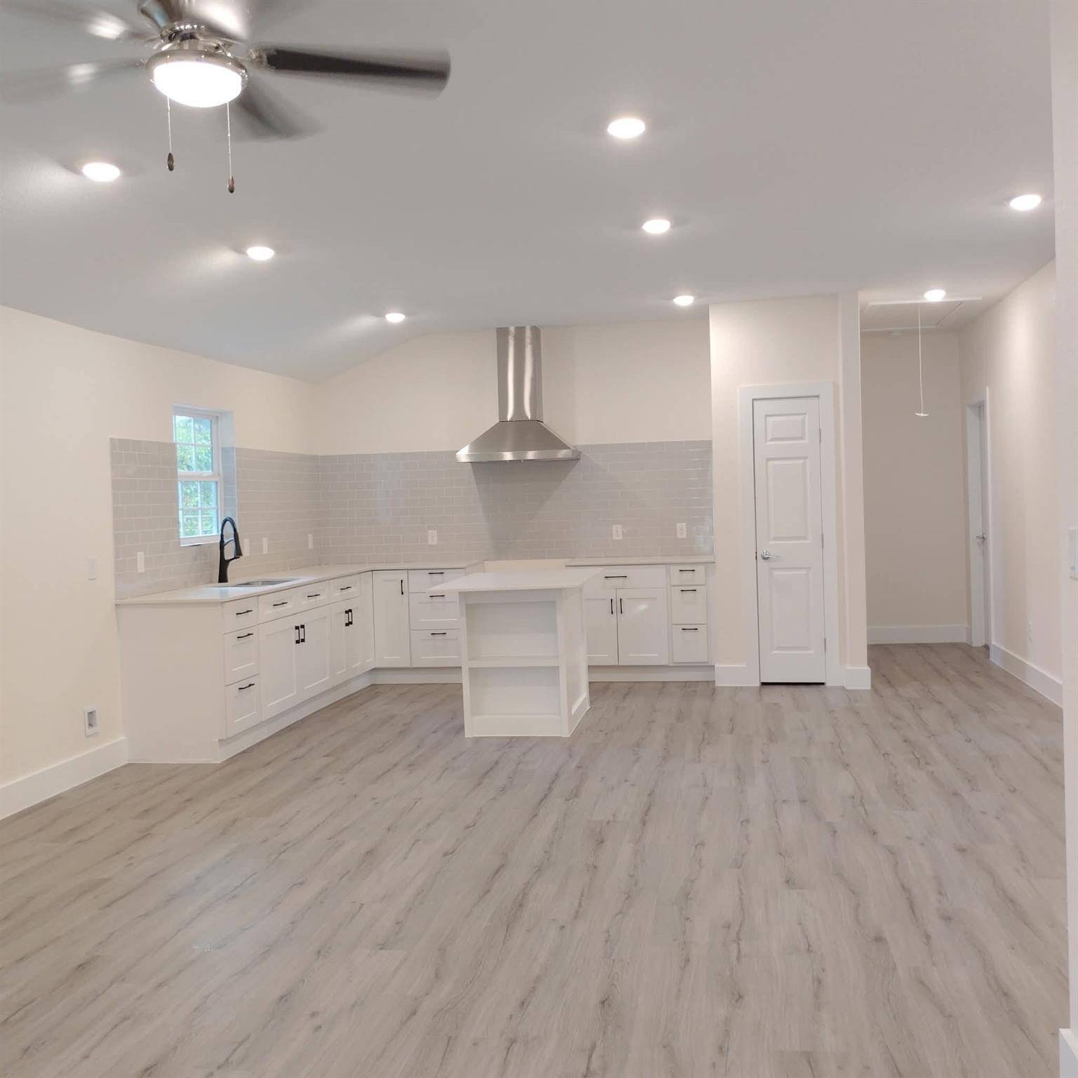 928 E Cameron Ave, Rockdale, TX 76567