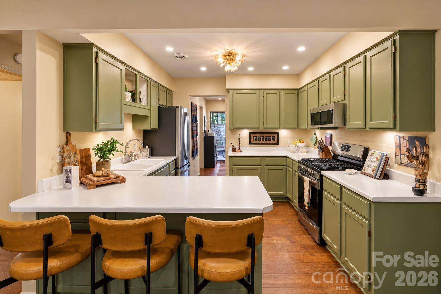 10 Lakemoor LN, Laurel Park, NC 28739