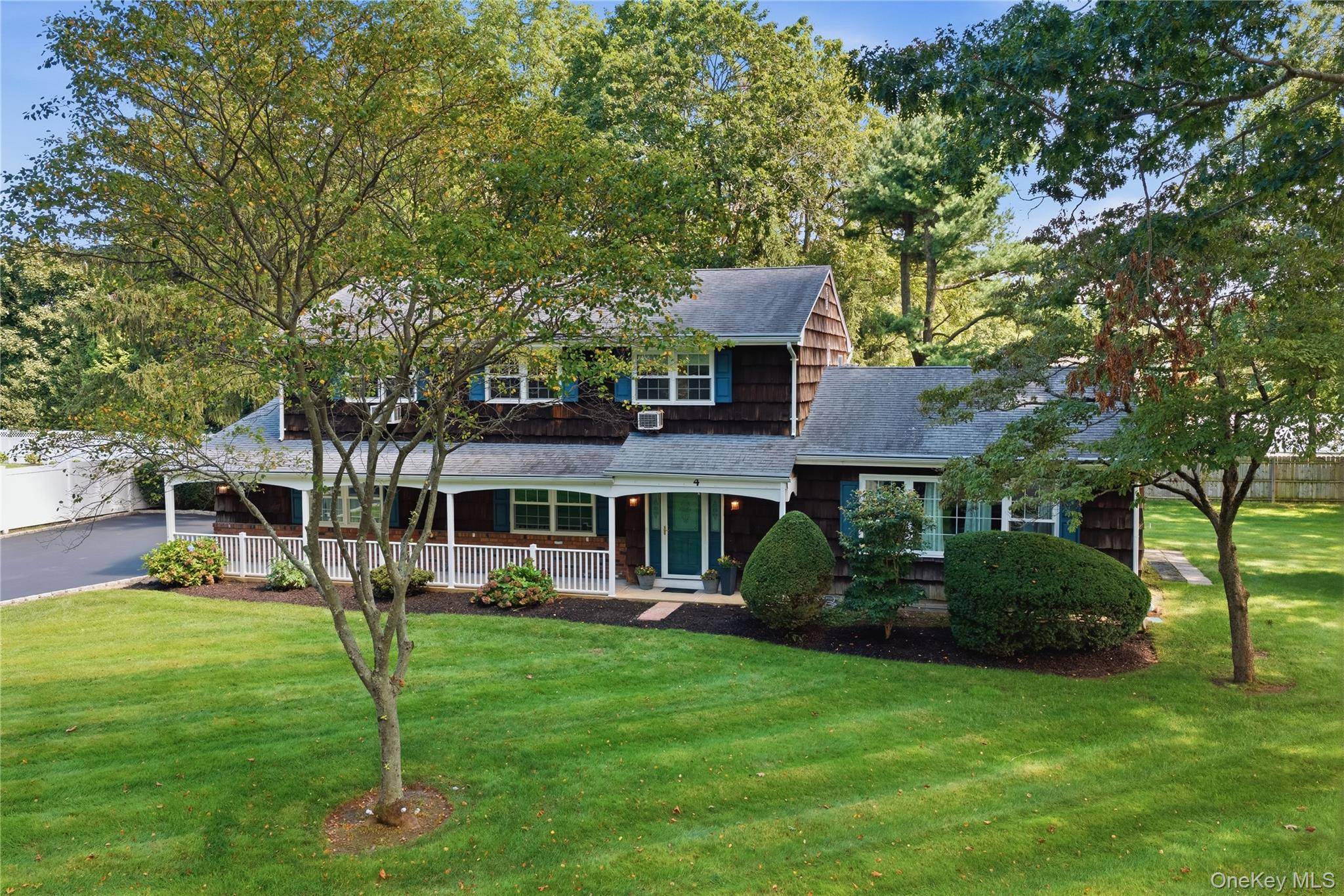 4 Farmington CT, Huntington Station, NY 11746
