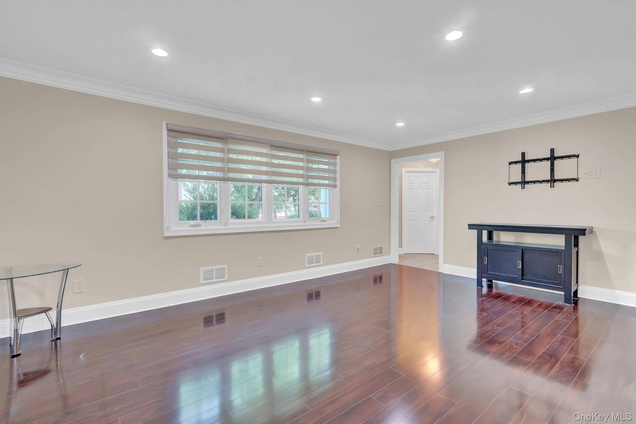 3 Daniel DR, Farmingdale, NY 11735