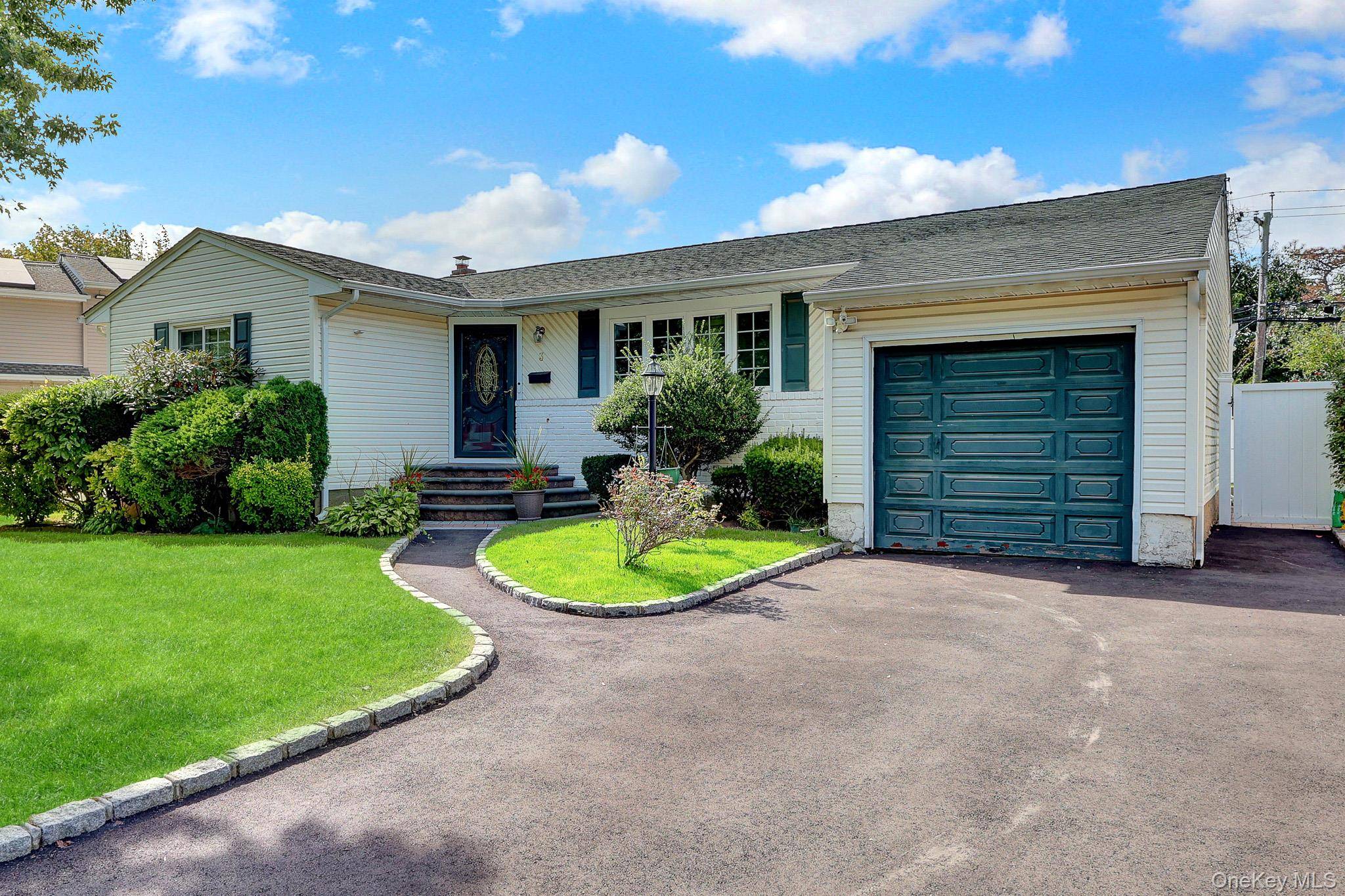3 Daniel DR, Farmingdale, NY 11735