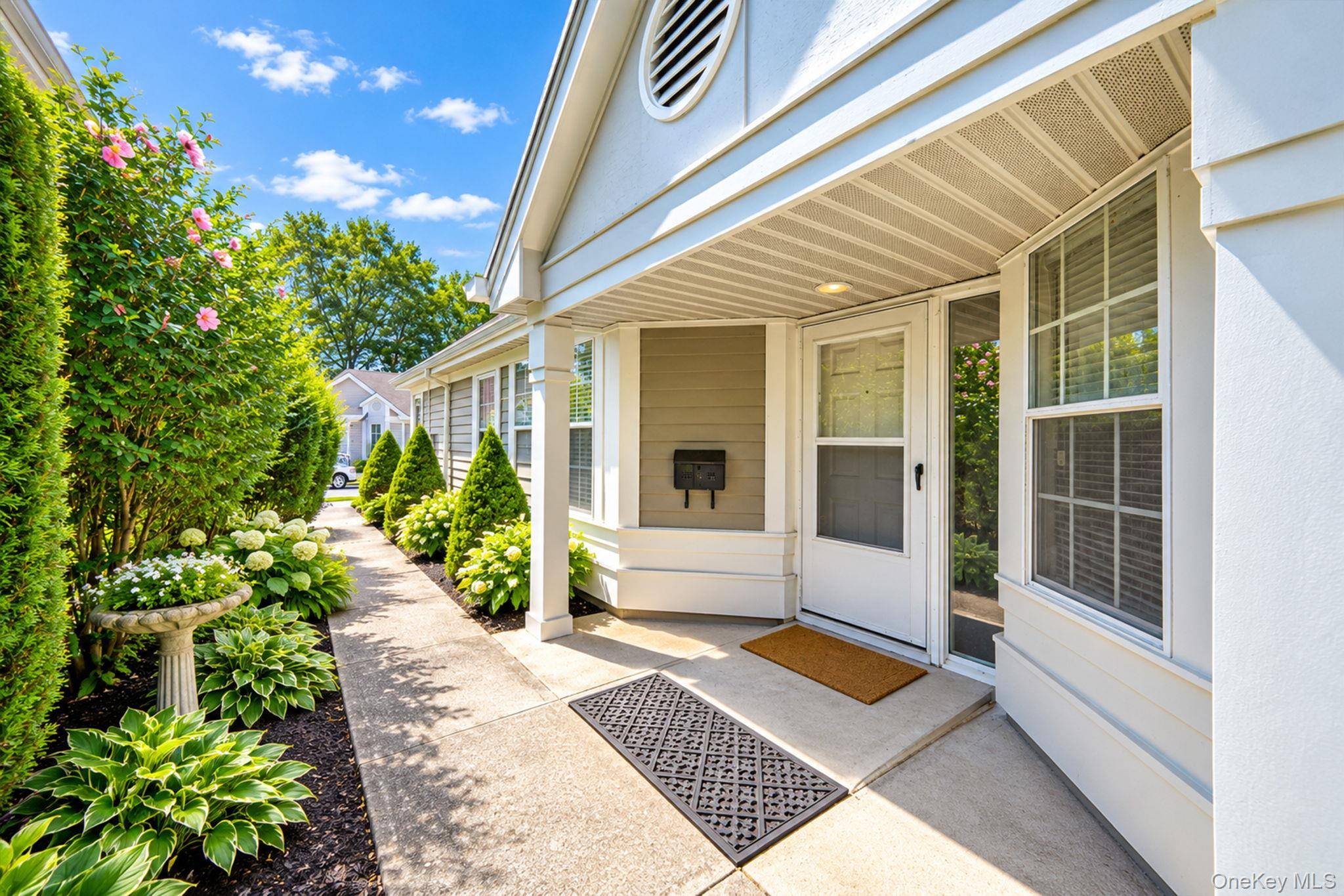 20 Wainscott CT, Ridge, NY 11961