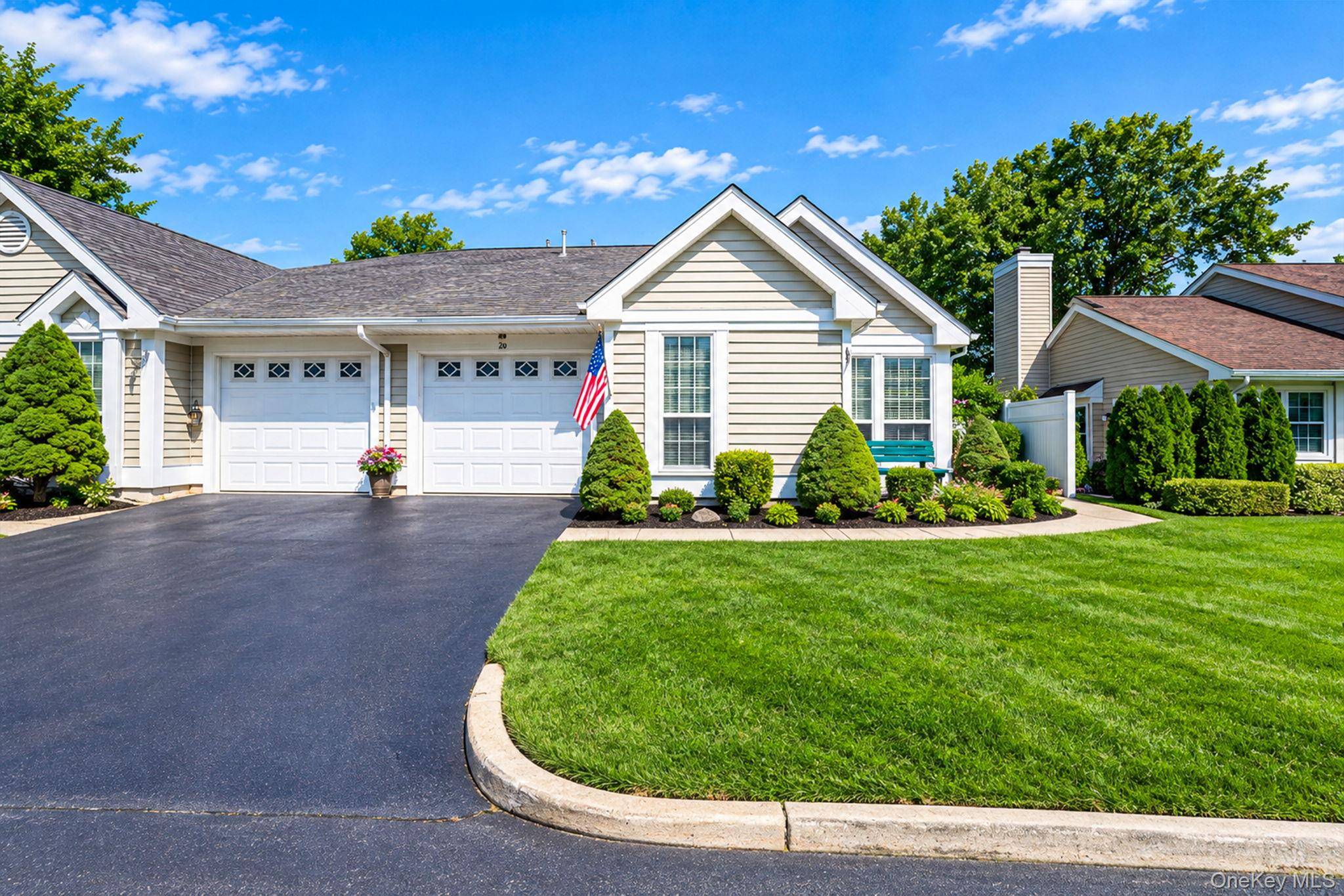 20 Wainscott CT, Ridge, NY 11961