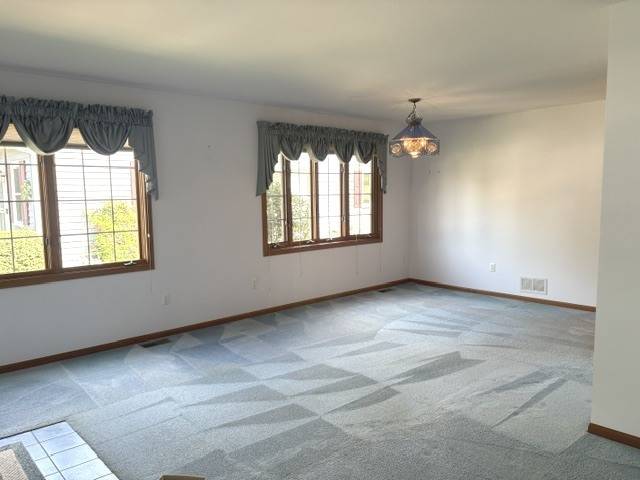 35 S Juniper DR, North Aurora, IL 60542