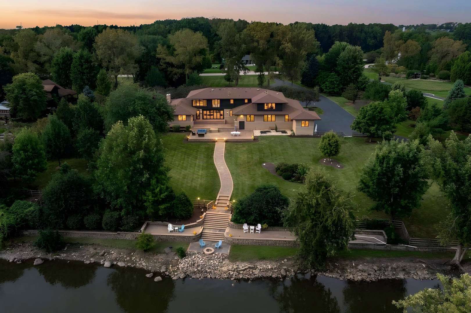 88 Riverwood DR, Oswego, IL 60543