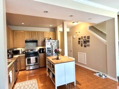 2058 LIMESTONE LN, Carpentersville, IL 60110