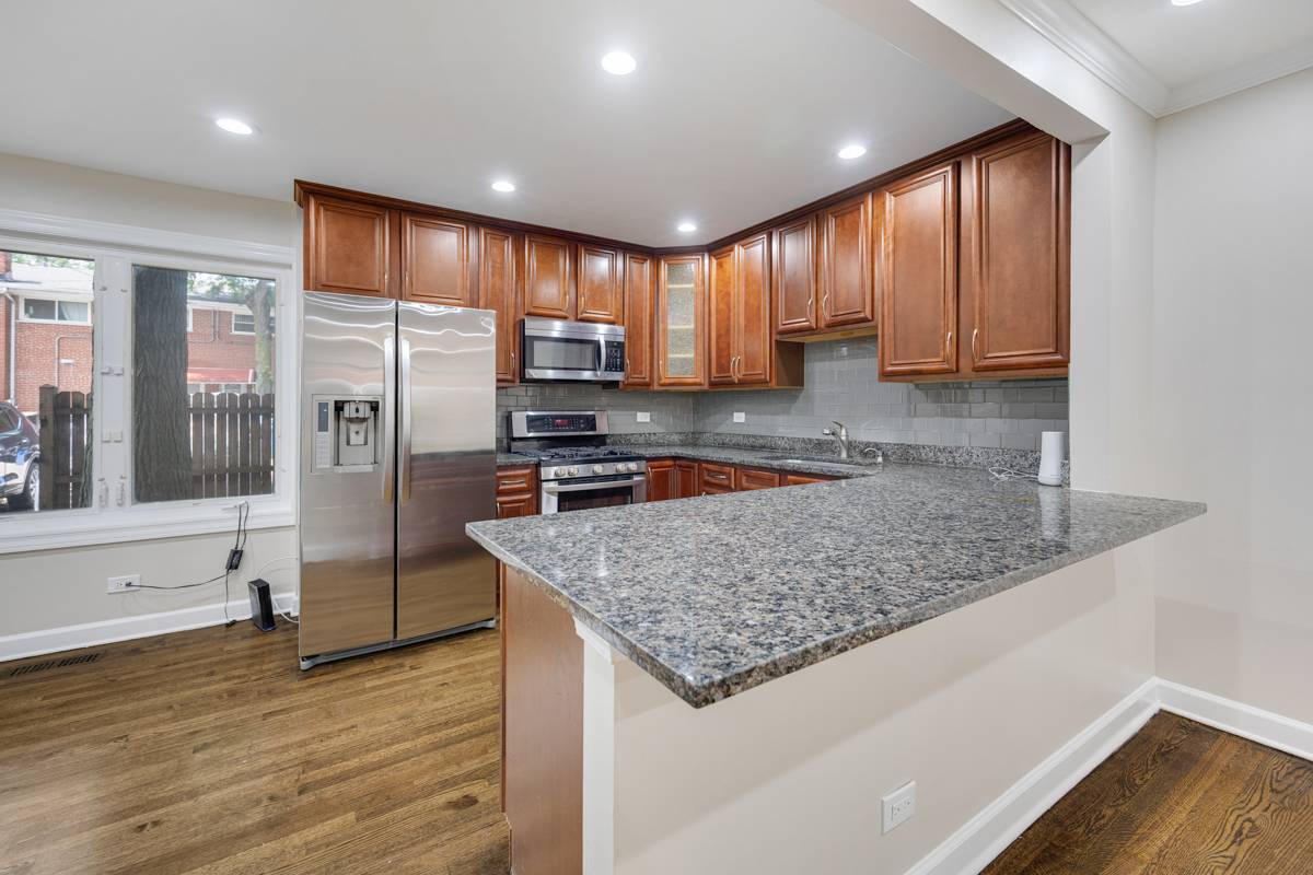 1715 W Thome AVE, Chicago, IL 60660