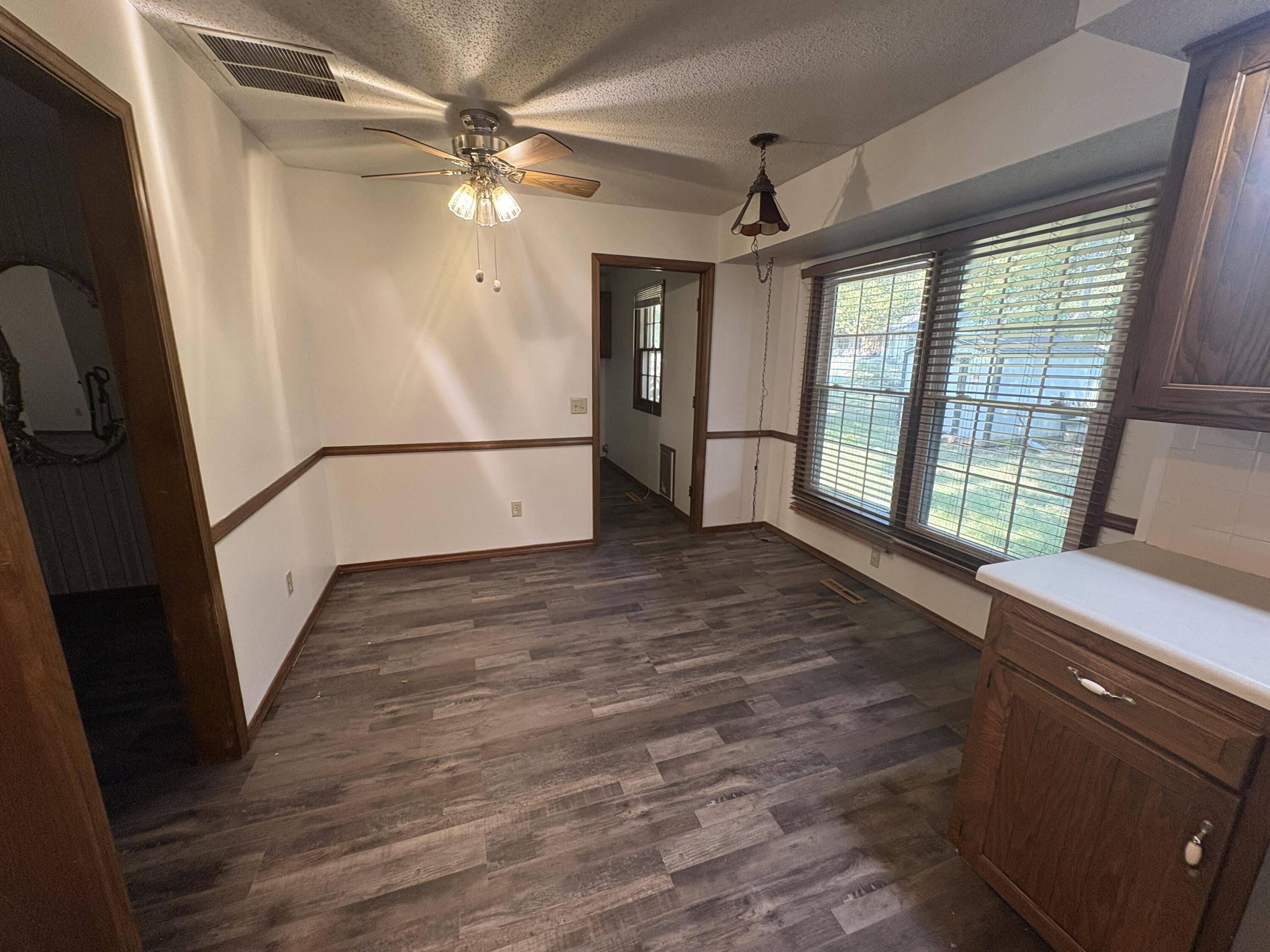 1327 W Riverside ST, Springfield, MO 65807
