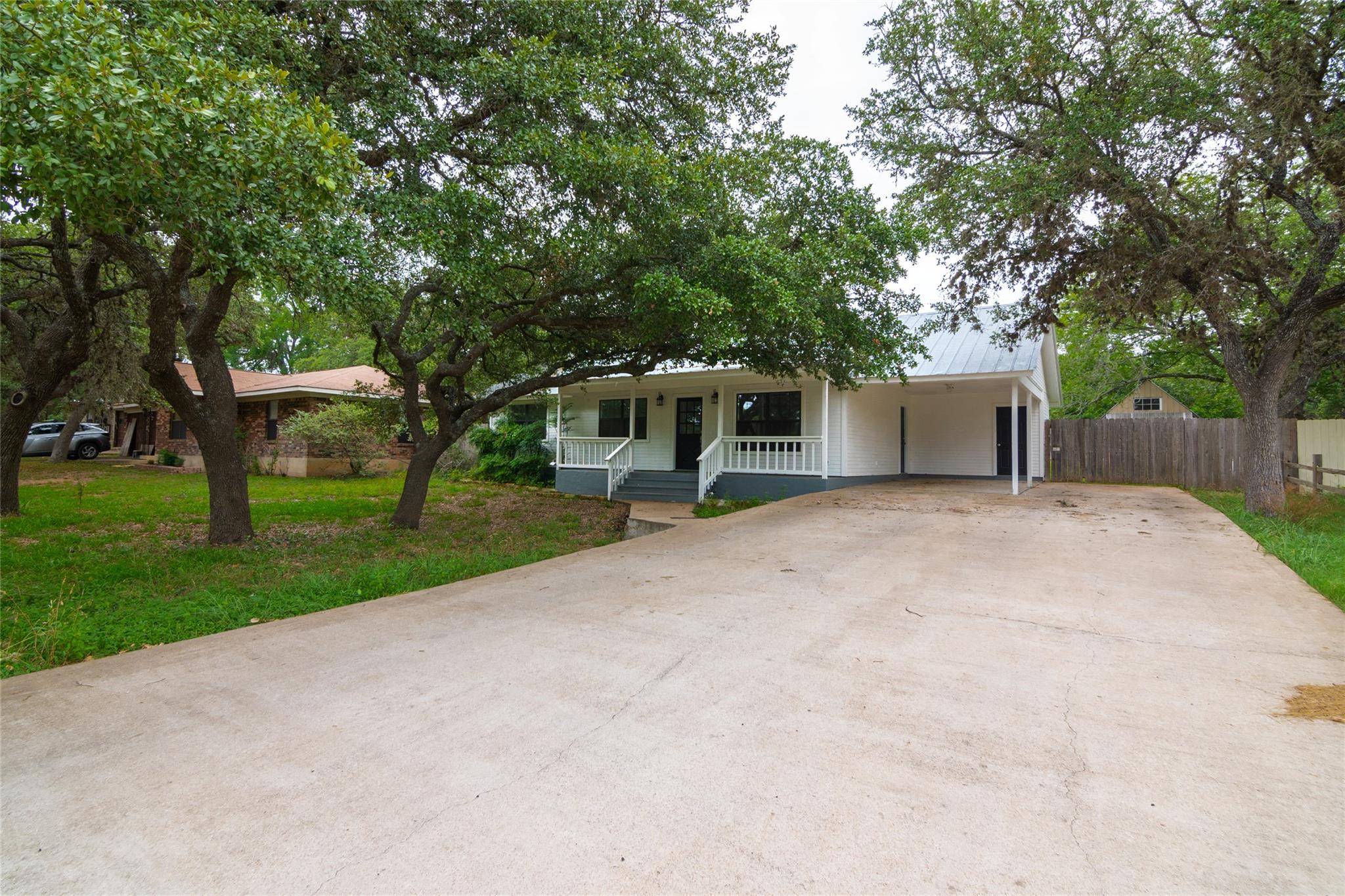 1400 Lazy Creek LN, Blanco, TX 78606