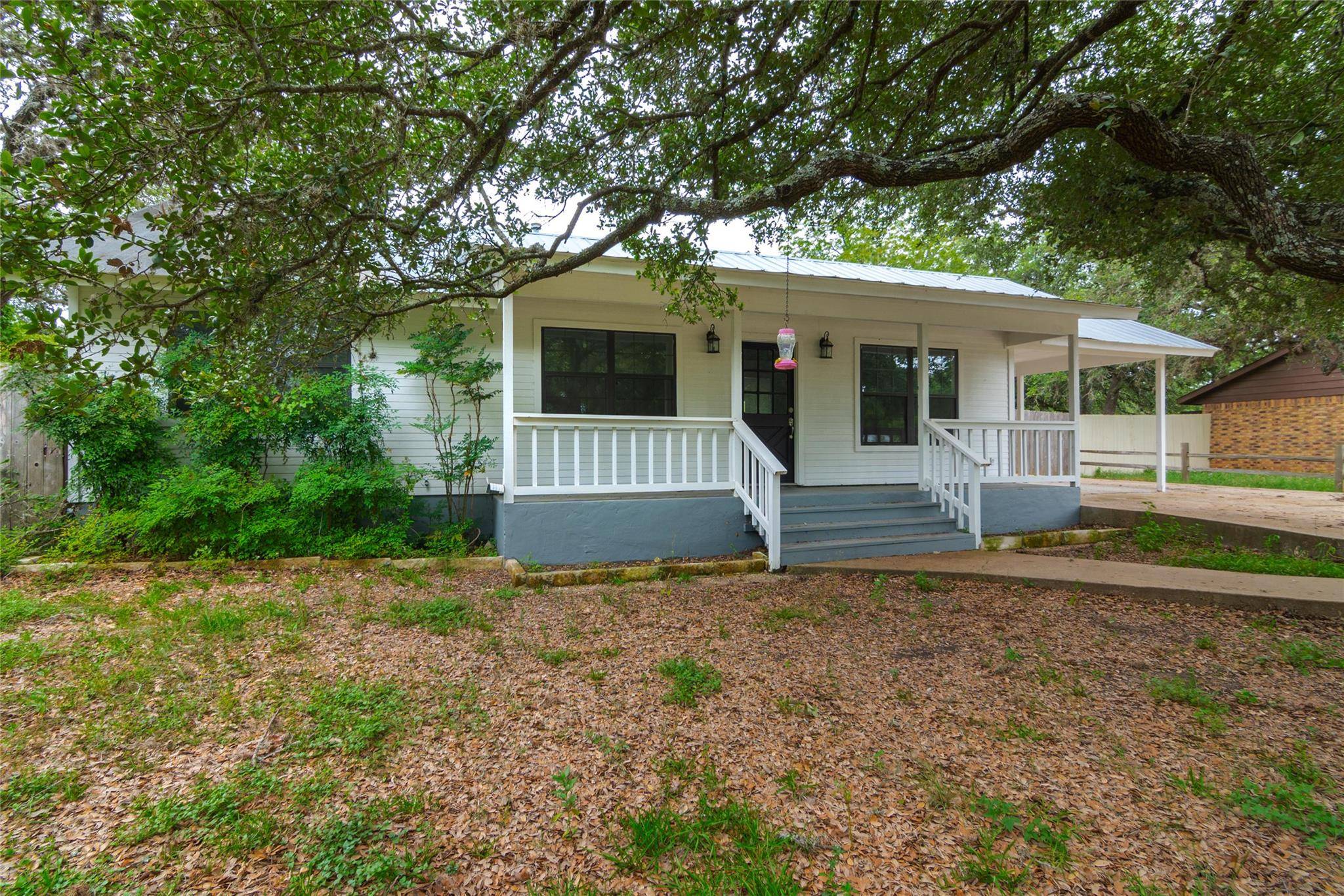 1400 Lazy Creek LN, Blanco, TX 78606