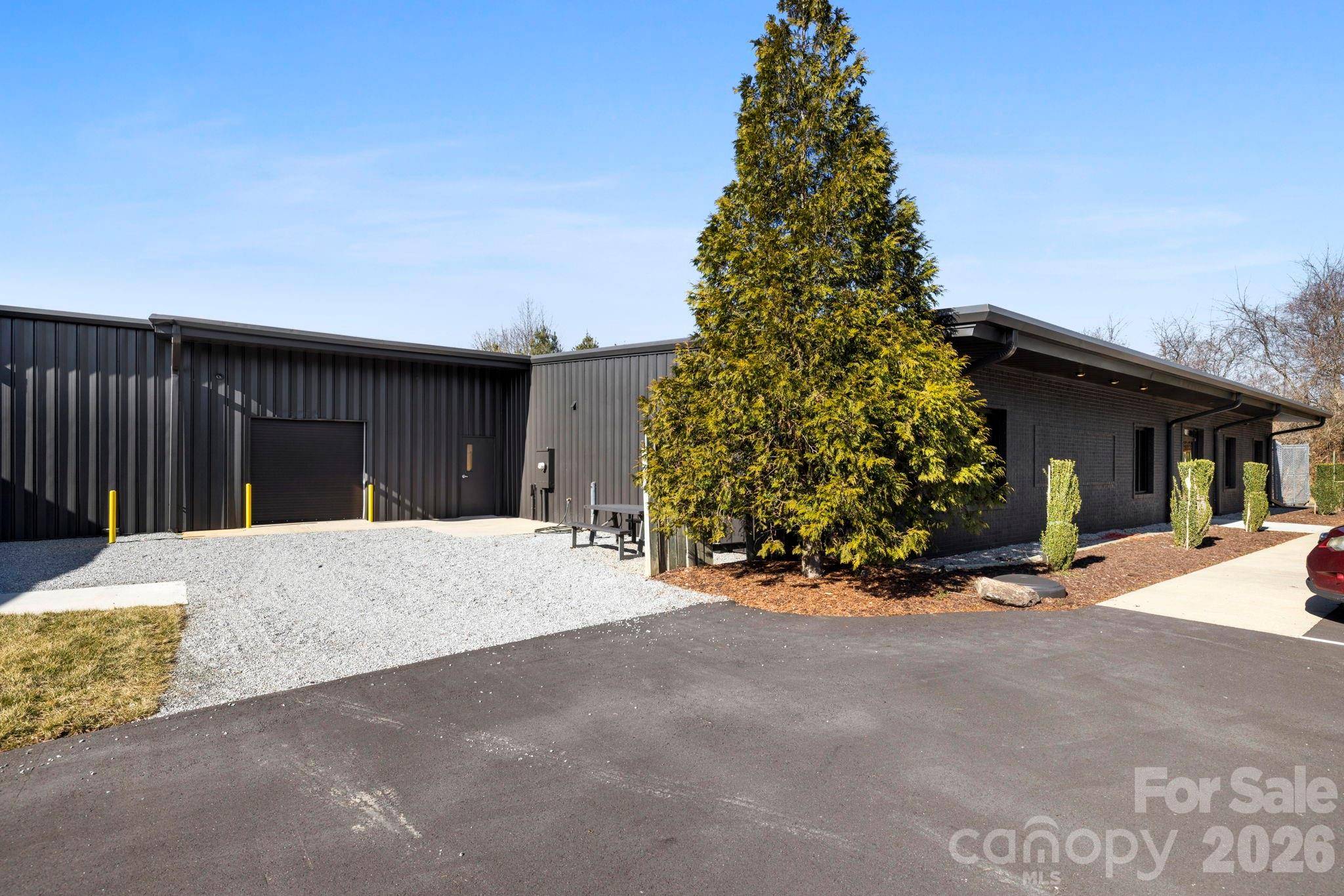 110 Commercial BLVD, Flat Rock, NC 28731
