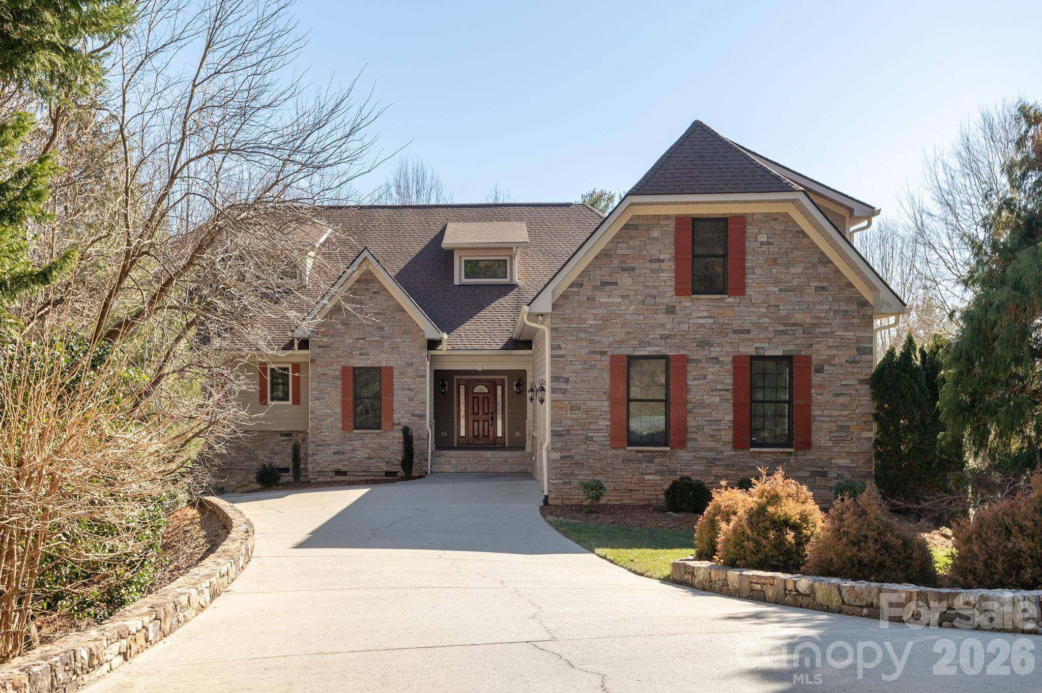 16 WINTERBERRY DR, Hendersonville, NC 28739