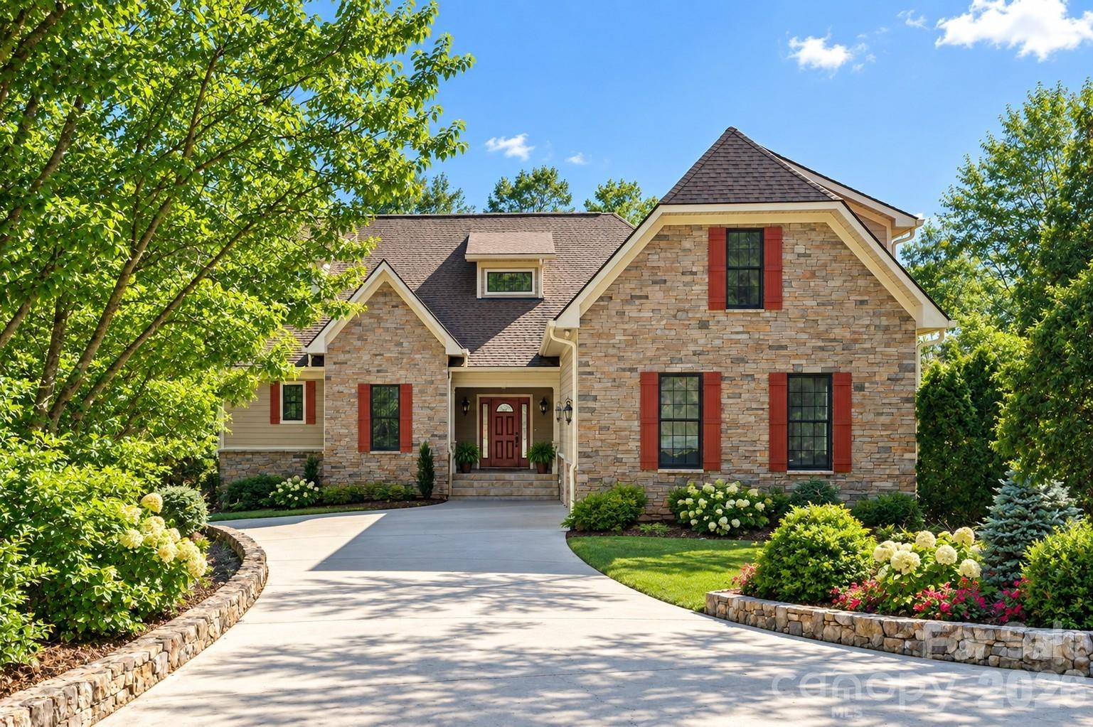 16 WINTERBERRY DR, Hendersonville, NC 28739