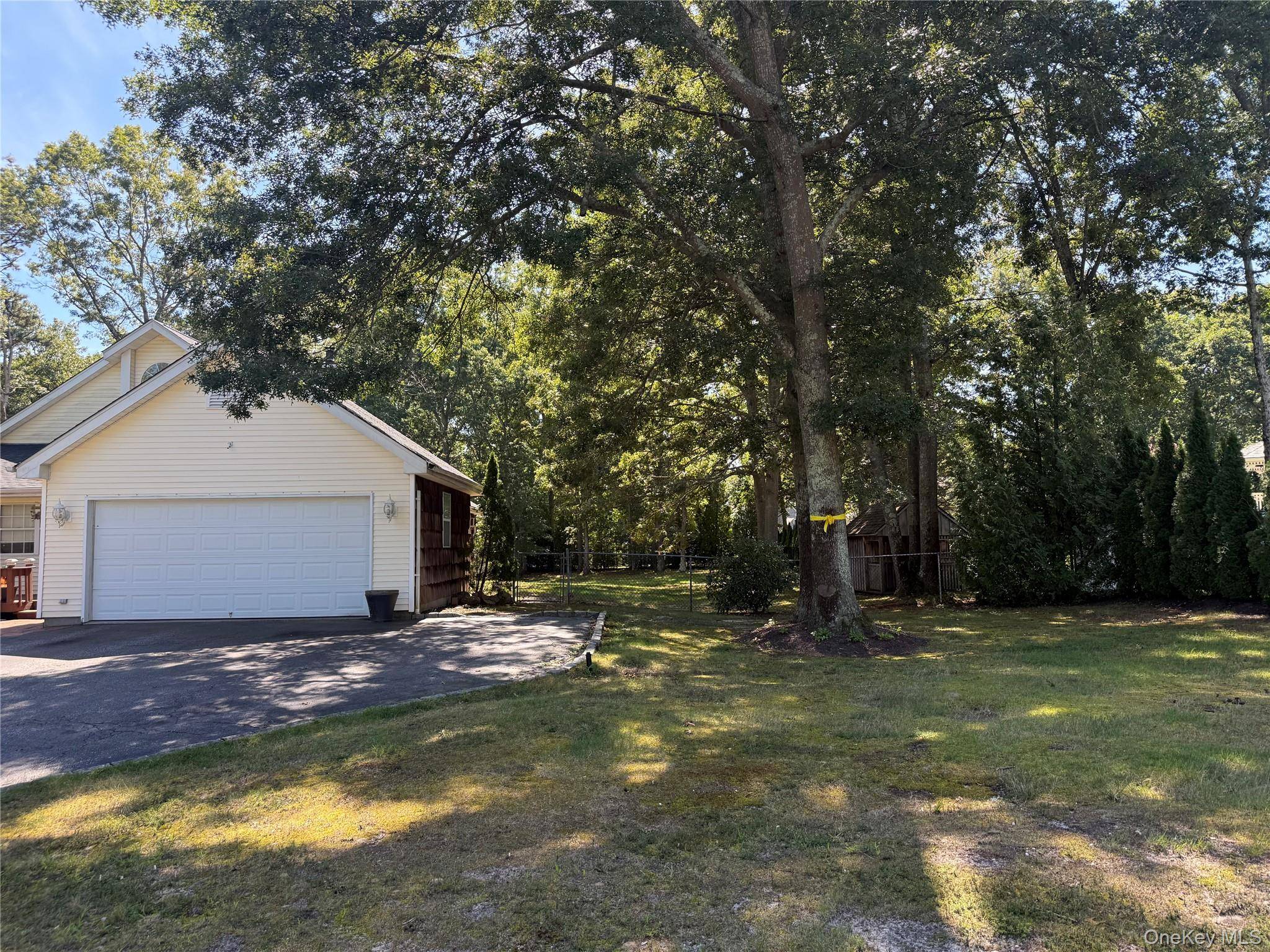 4 Thunderbird CT, Shoreham, NY 11786