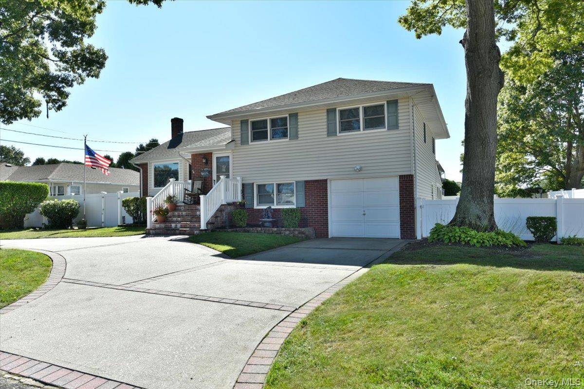 283 W Gates AVE, Lindenhurst, NY 11757