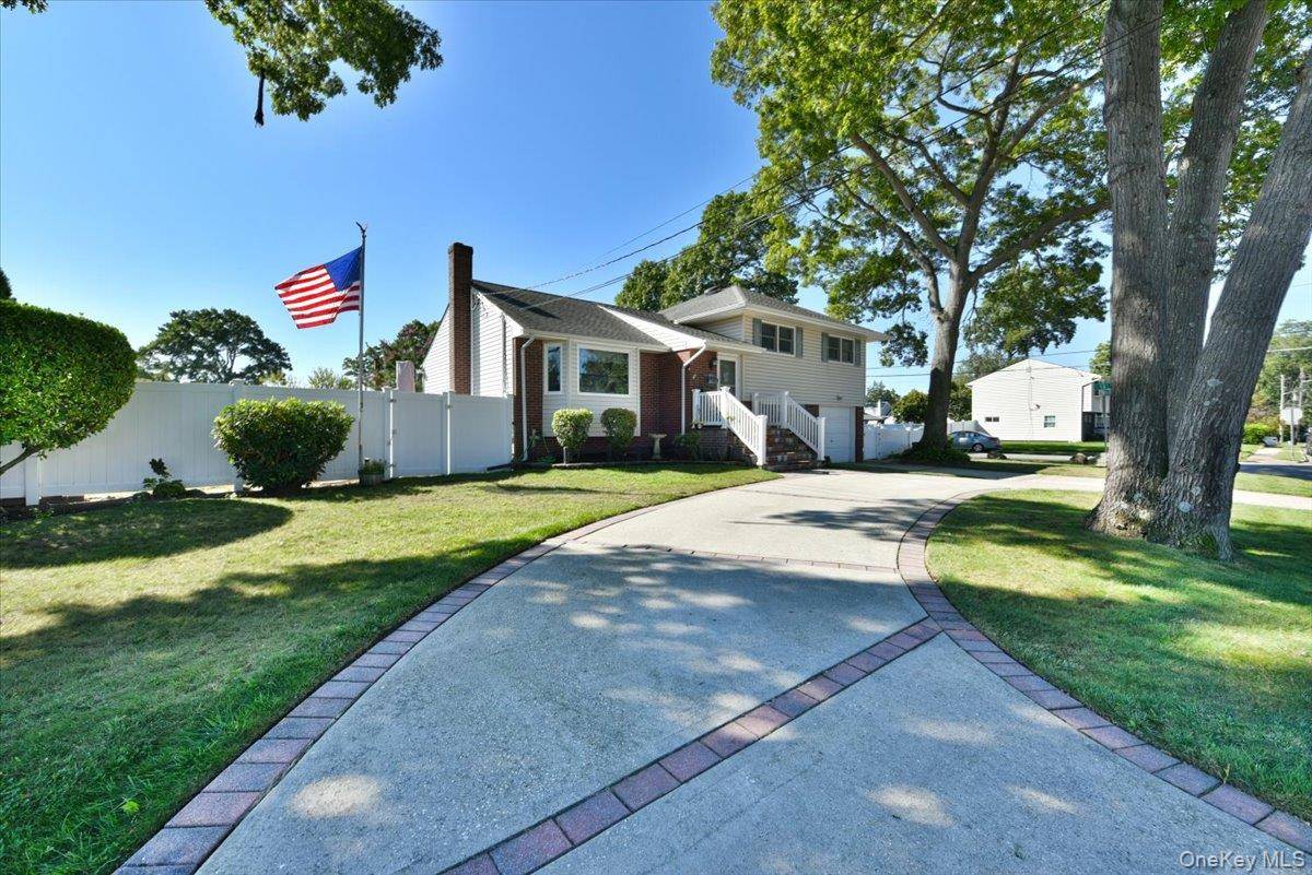 283 W Gates AVE, Lindenhurst, NY 11757