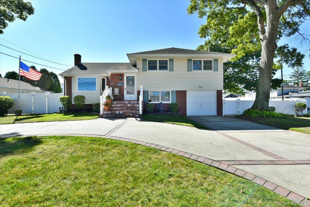 283 W Gates AVE, Lindenhurst, NY 11757