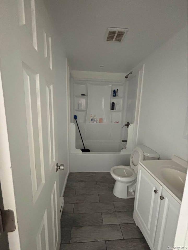 41 Amity ST #8, Patchogue, NY 11772
