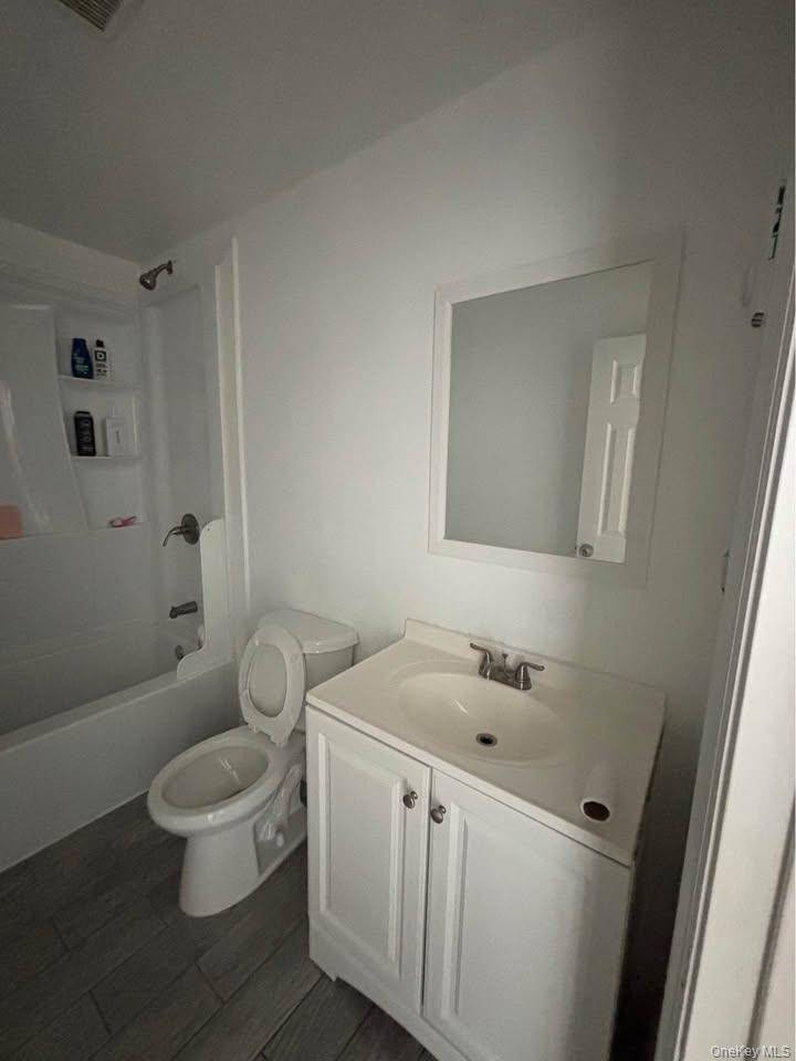 41 Amity ST #8, Patchogue, NY 11772