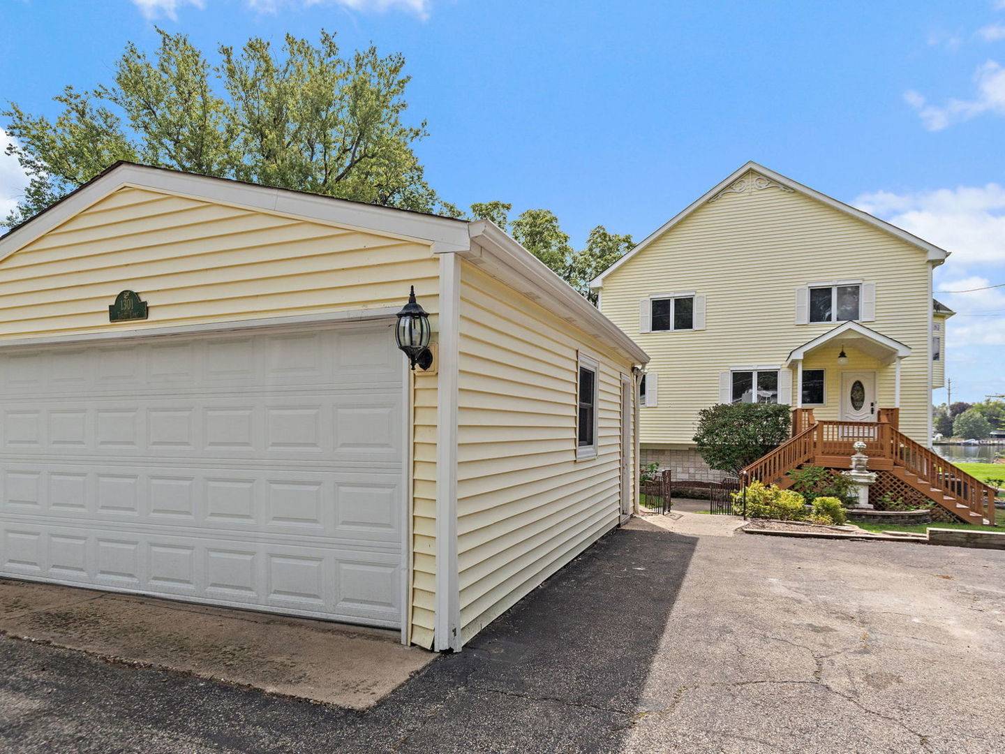 1301 Tower LN, Cary, IL 60013