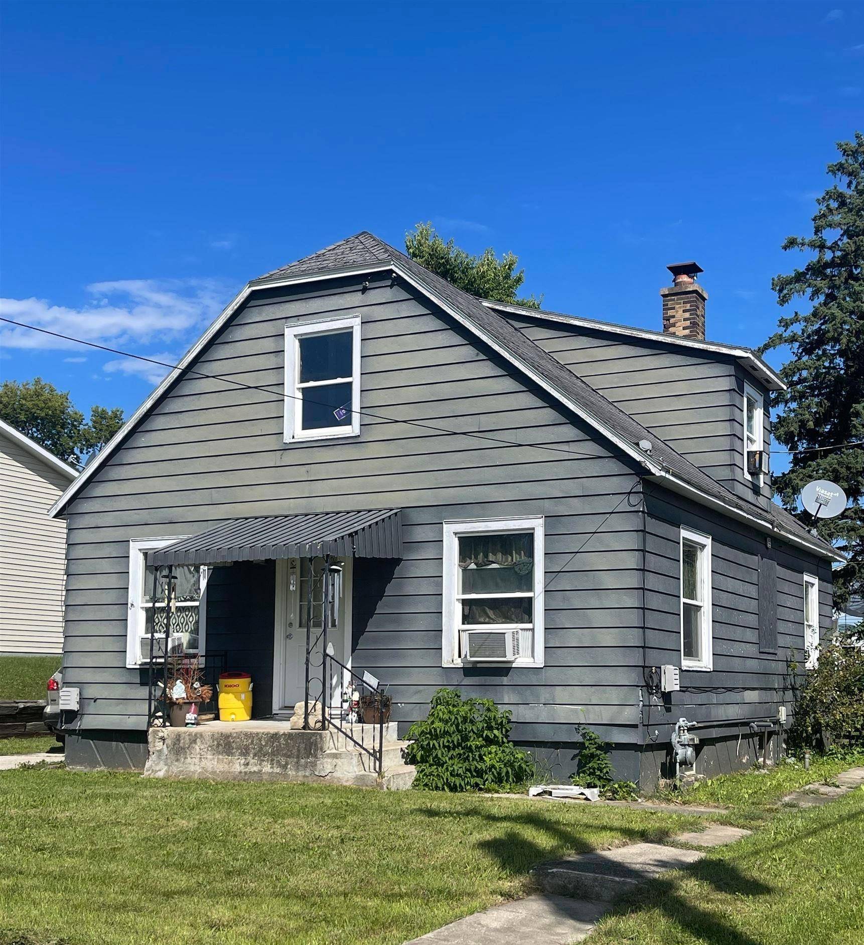 204 Iowa Ave, Decorah, IA 52101