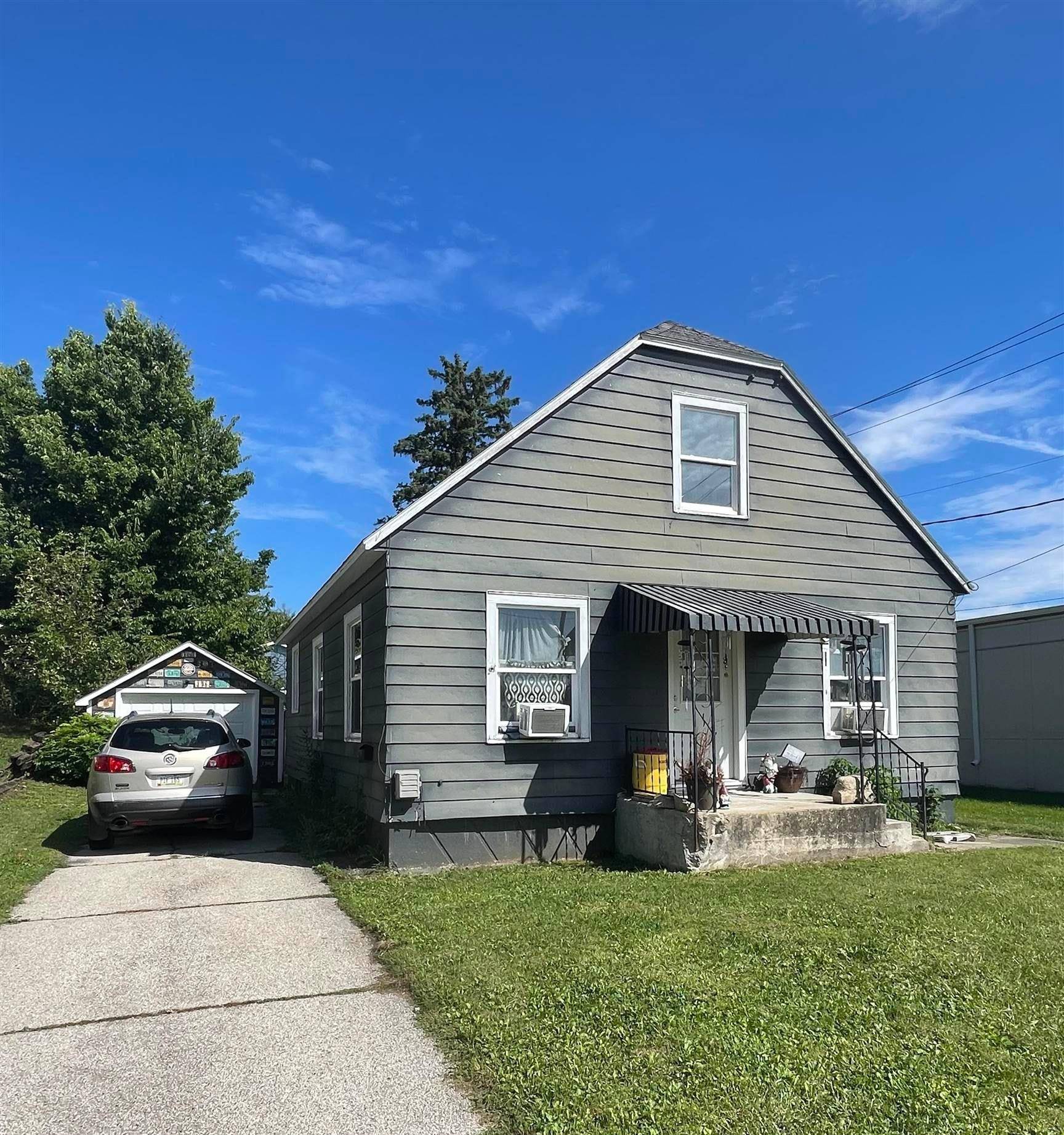 204 Iowa Ave, Decorah, IA 52101